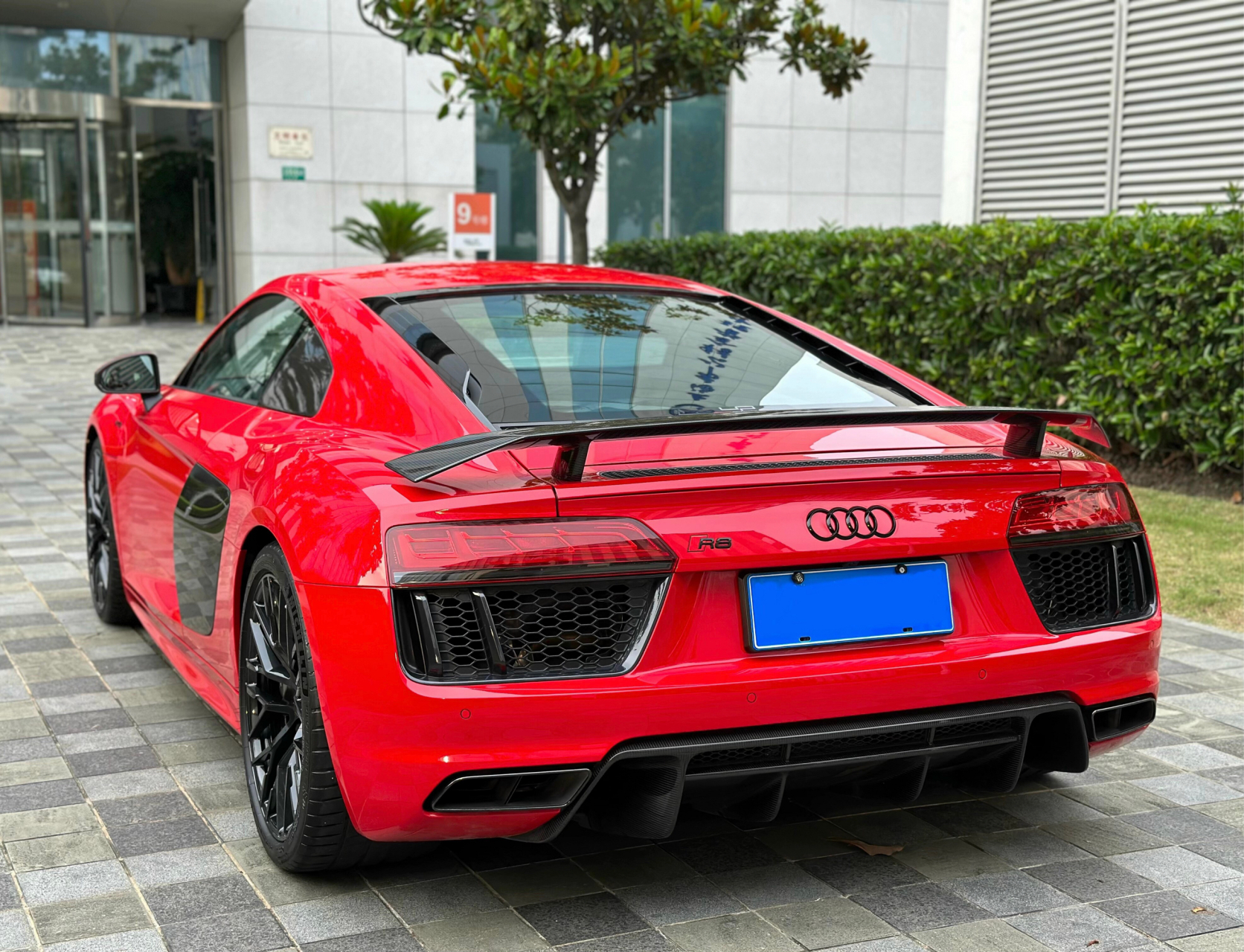 奥迪r8于2006年9月28日起接受预定,首批产品于2007年上半年交付.