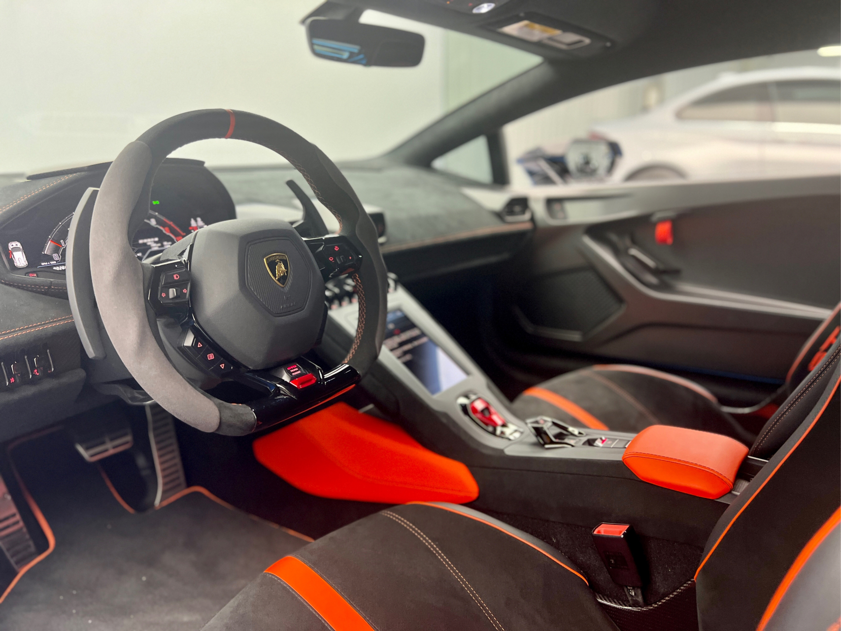 兰博基尼飓风sto,首次亮相是在2020年,这是一款集中多项赛道技术和