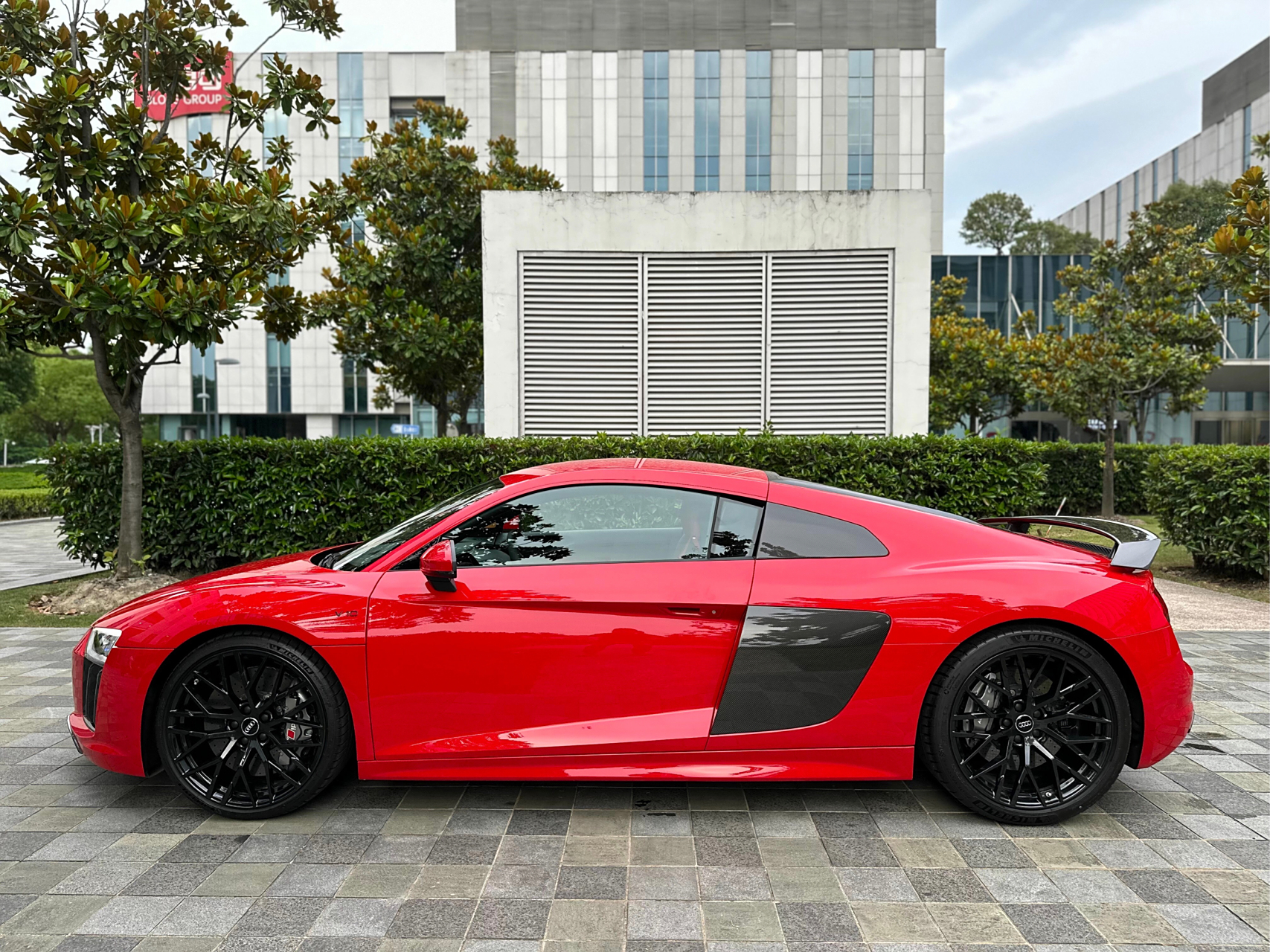 奥迪r8于2006年9月28日起接受预定,首批产品于2007年上半年交付.