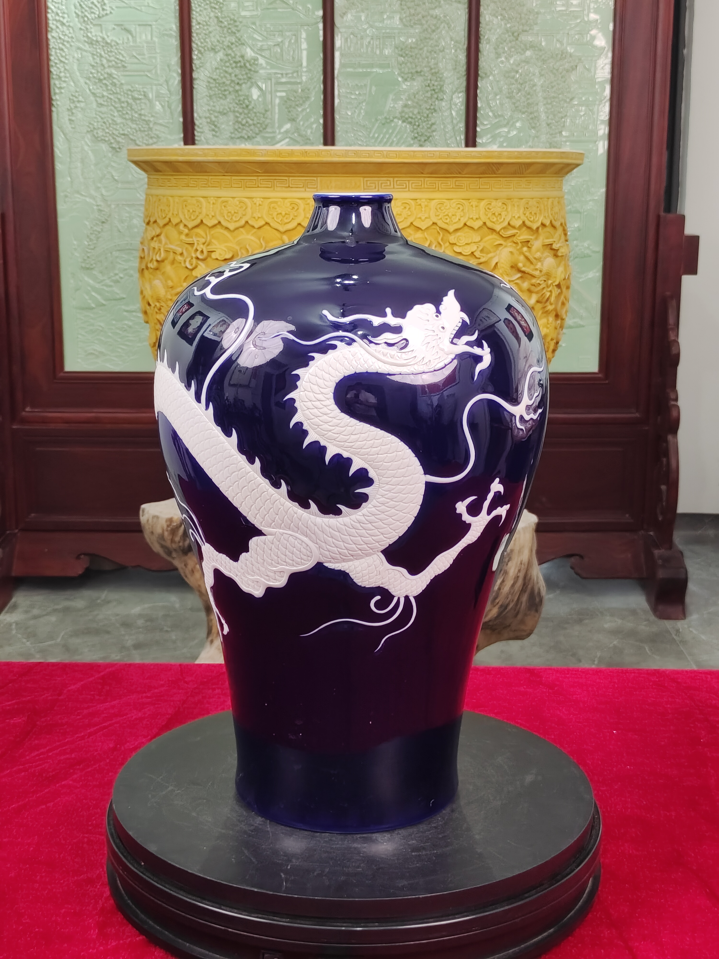 这款元代宝石蓝釉白龙纹梅瓶简直美哭了!