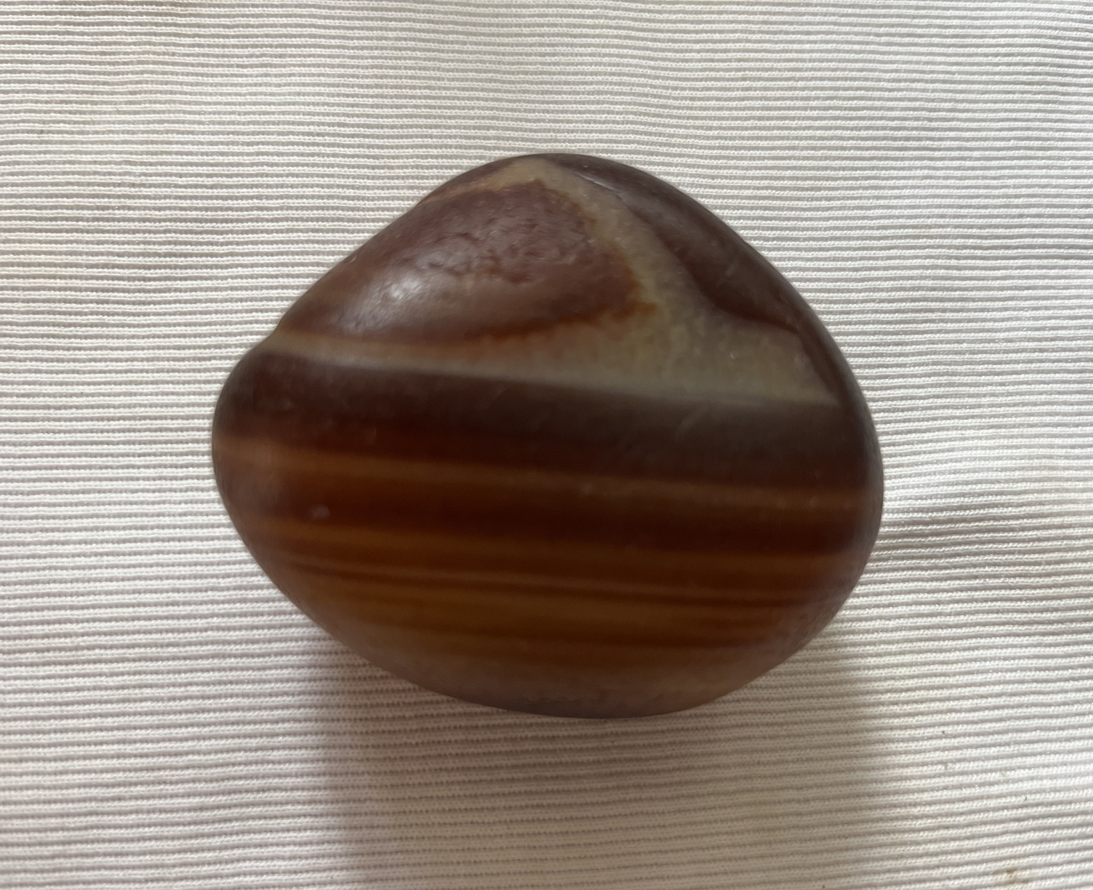 美丽的玛瑙原石:自己收藏的一块玛瑙原石,有着漂亮的玛瑙纹路,和好看