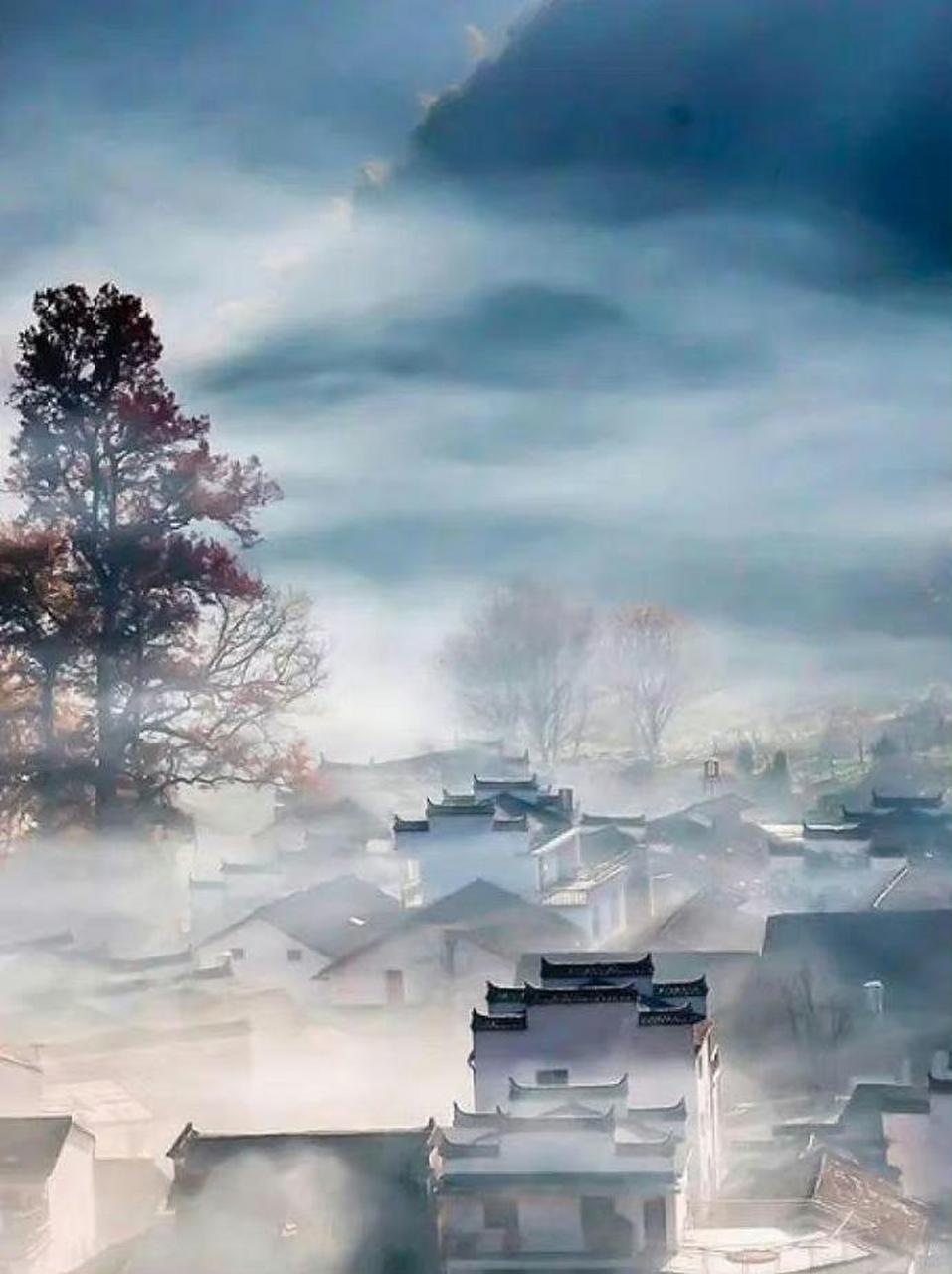 原创诗词:《夏雨》七绝 云墨风残报夏深, 忽而急雨落凡尘.