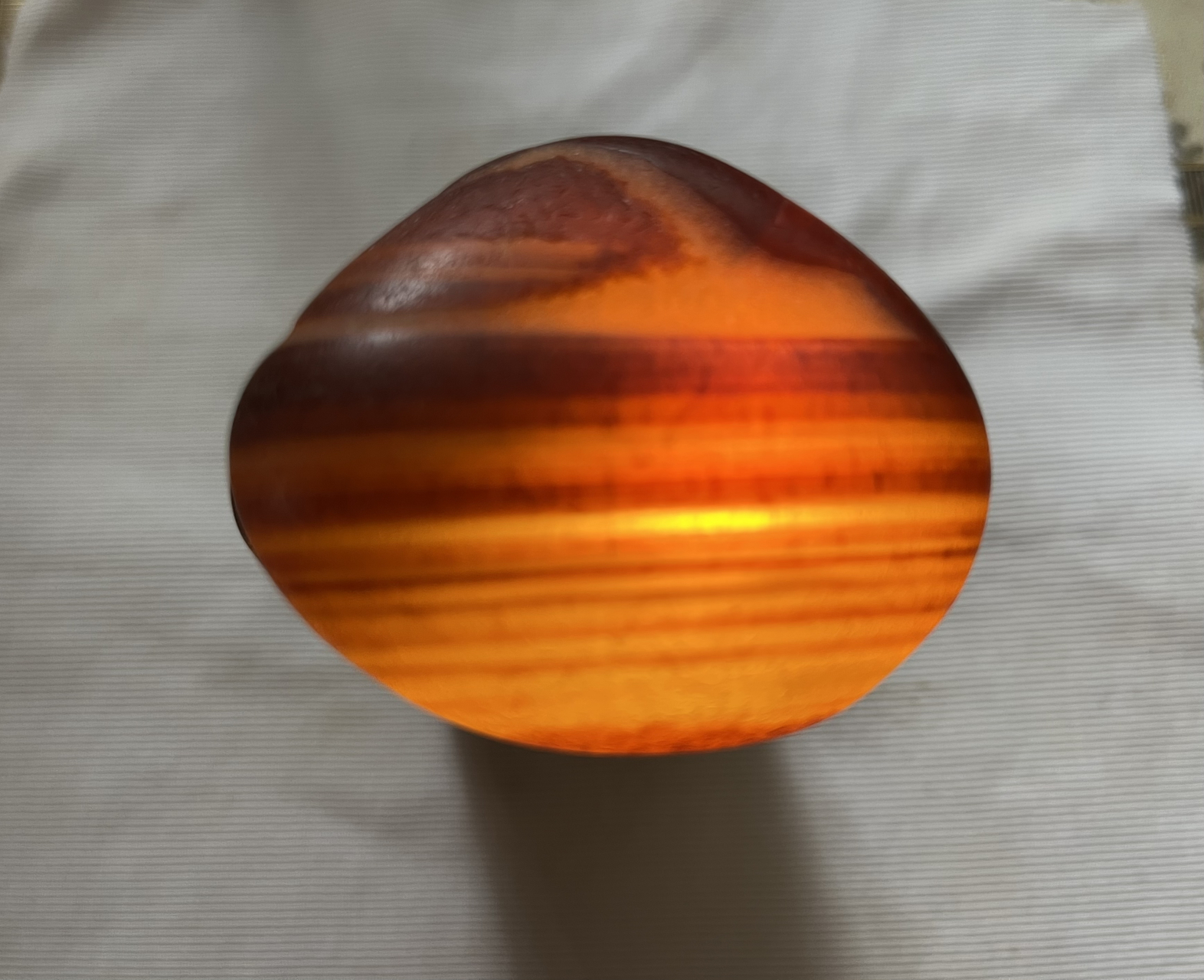 美丽的玛瑙原石:自己收藏的一块玛瑙原石,有着漂亮的玛瑙纹路,和好看