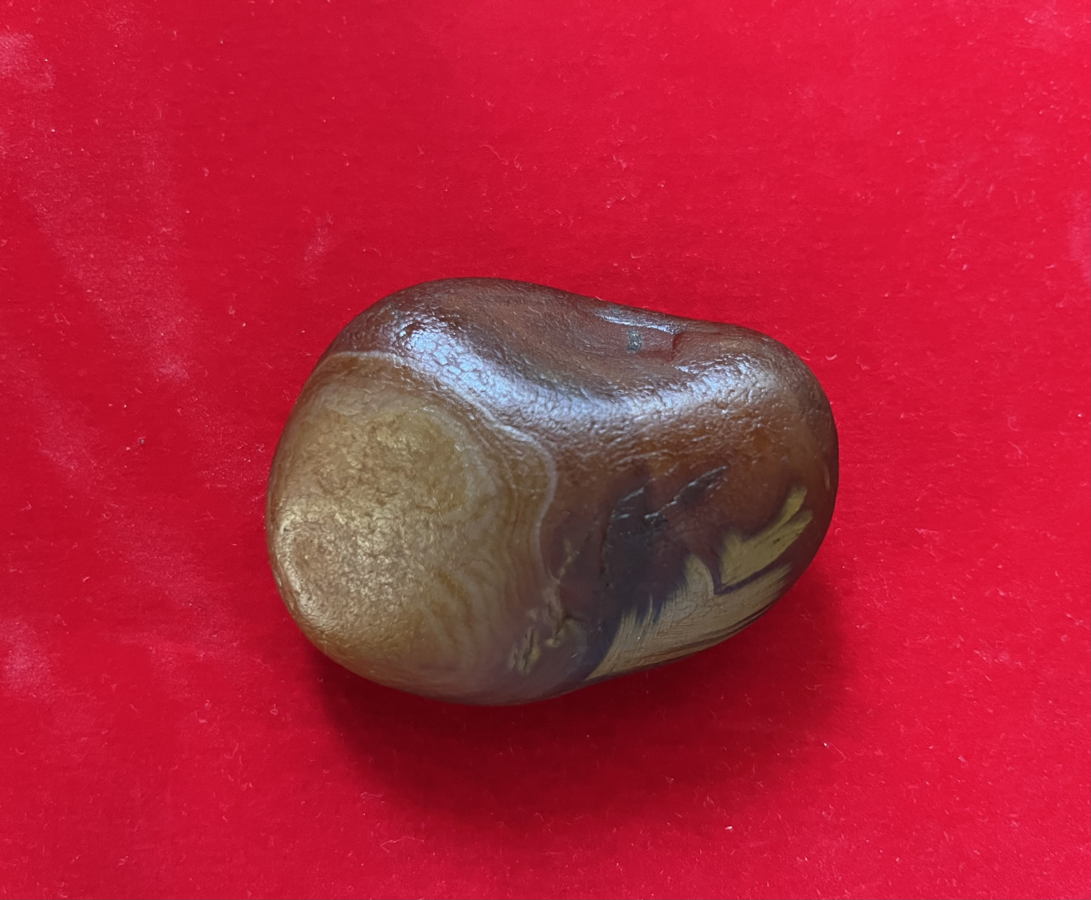 这是玛瑙原石,通透,有玛瑙纹路,很漂亮!