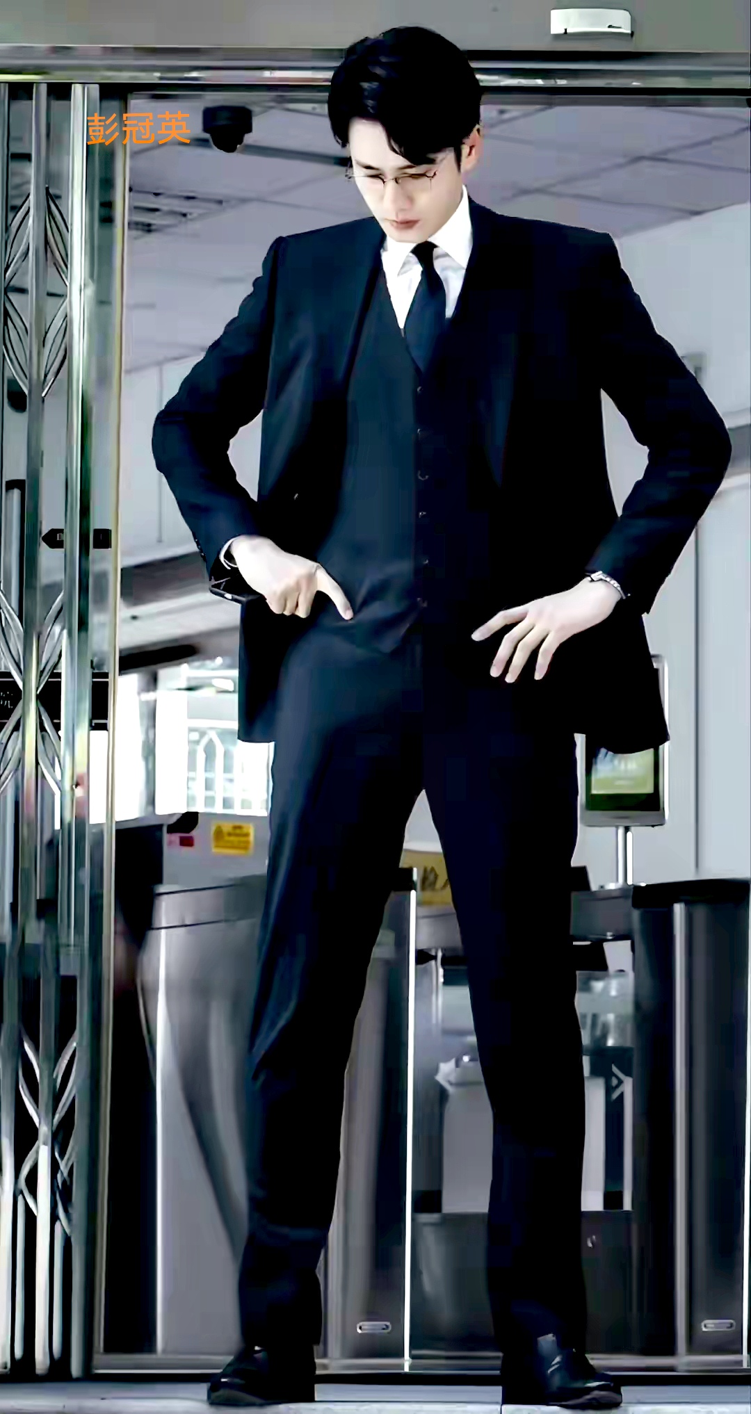 颜值太绝 ,我真的狠狠慕了 先说彭冠英,189cm的身高,身材比例堪称完美