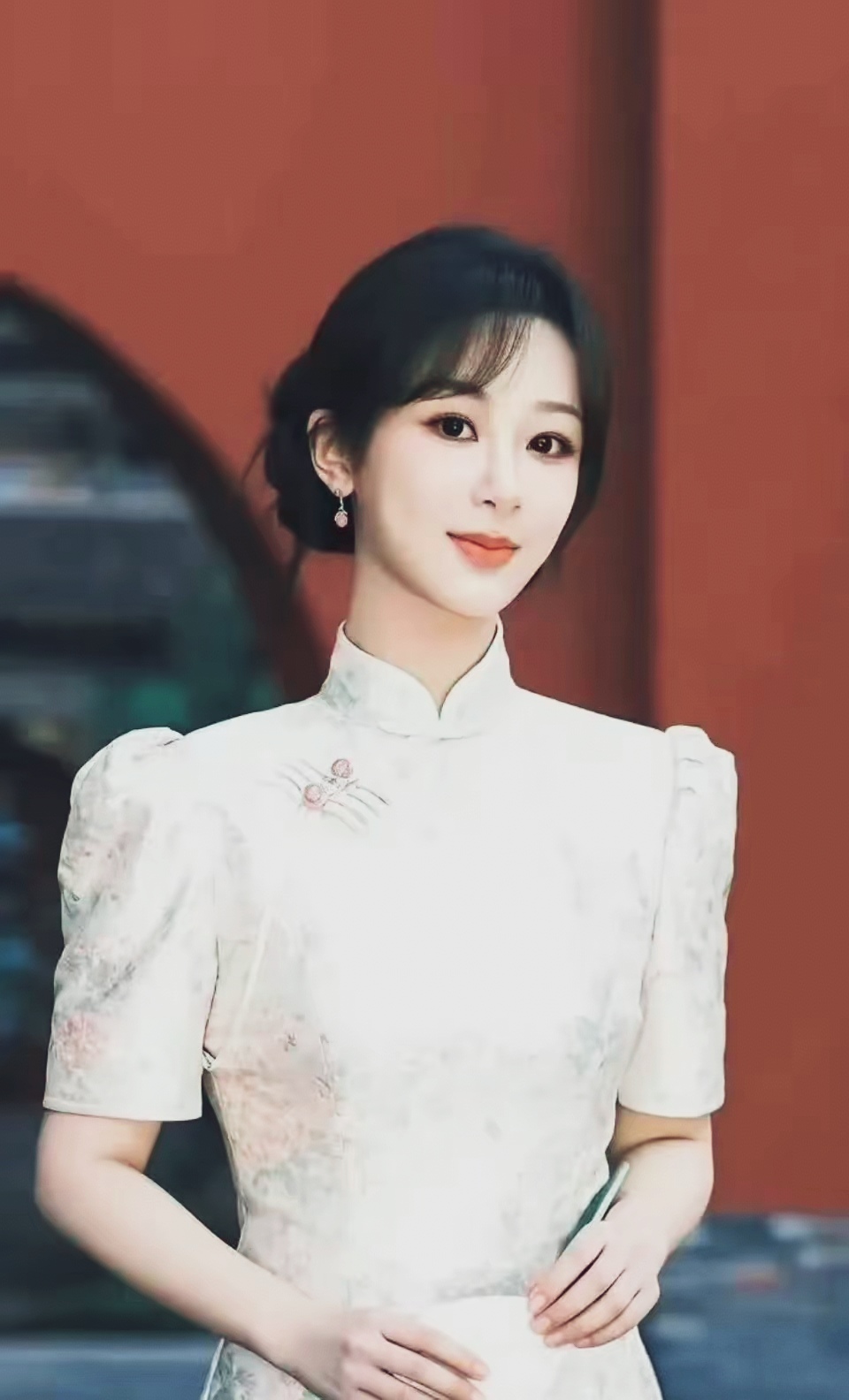 杨紫穿国风旗袍太惊艳了 杨紫的国风旗袍造型真的好绝,之前参加活动穿