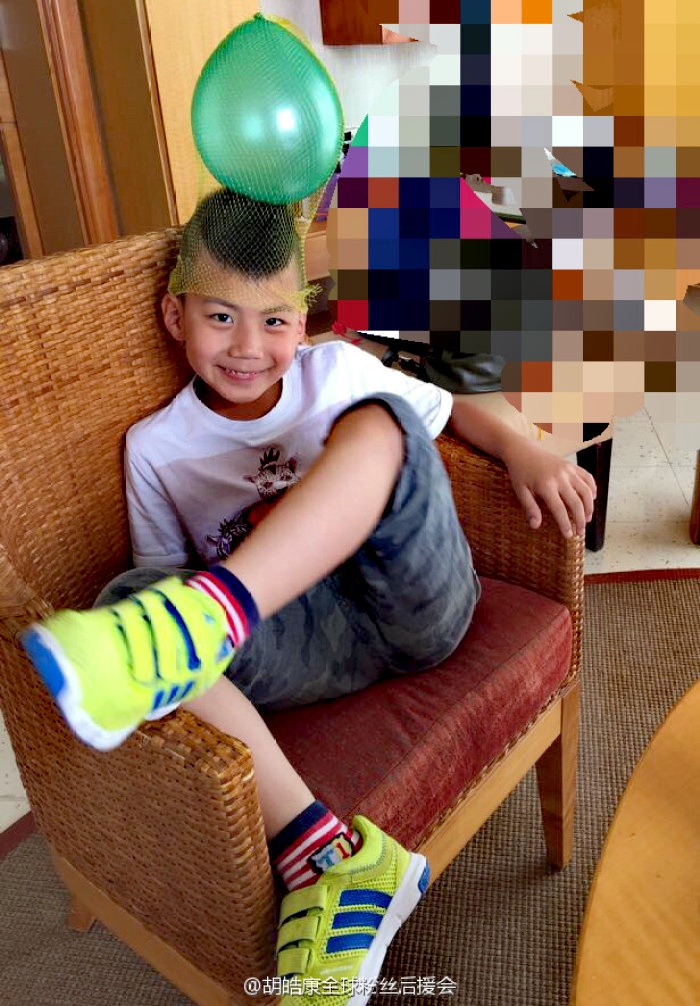 阿拉最近刷到他在珠海航展上脱稿发言,1米85的个子