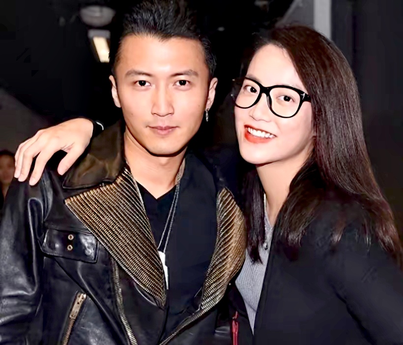 21岁转做经纪人,头一个带的就是谢霆锋,刚开始不熟练被老板说哭,后来