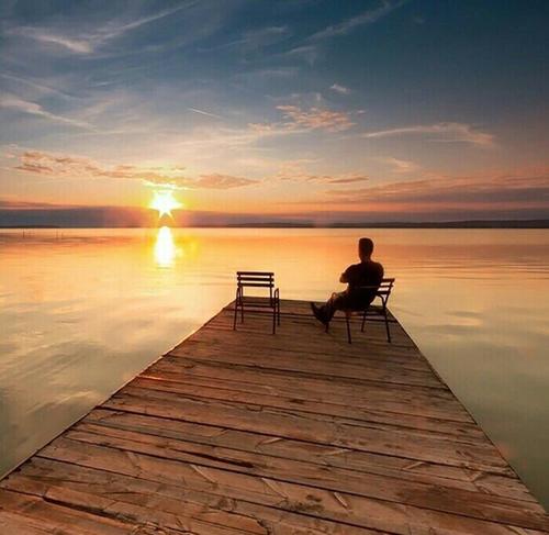 男人的浪漫💕,我坐在码头的椅子上,静静欣赏着平静的大海和夕阳🌅