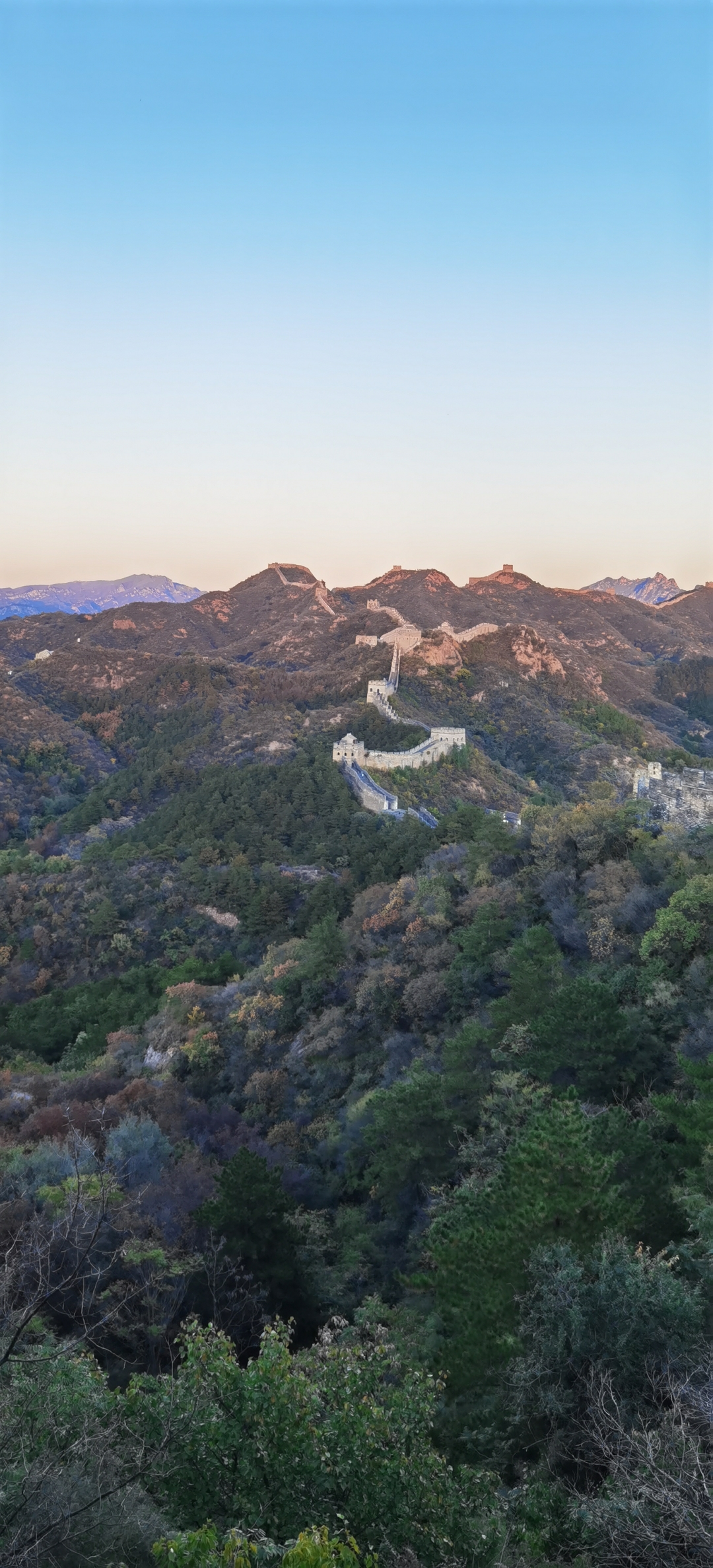 金山岭长城:四季皆美,春季山花烂漫,夏季葱郁如画,秋季层林尽染,冬季