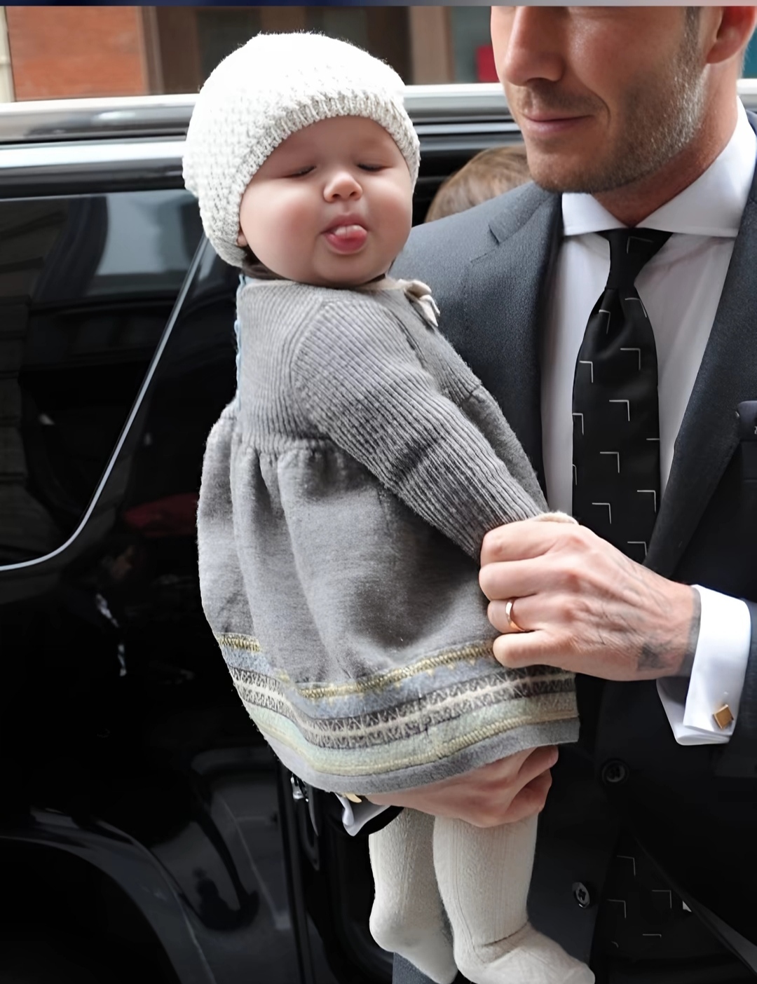 小baby表情好可爱呀,以前经常用到这个表情包.不知道抱着这个人是谁?