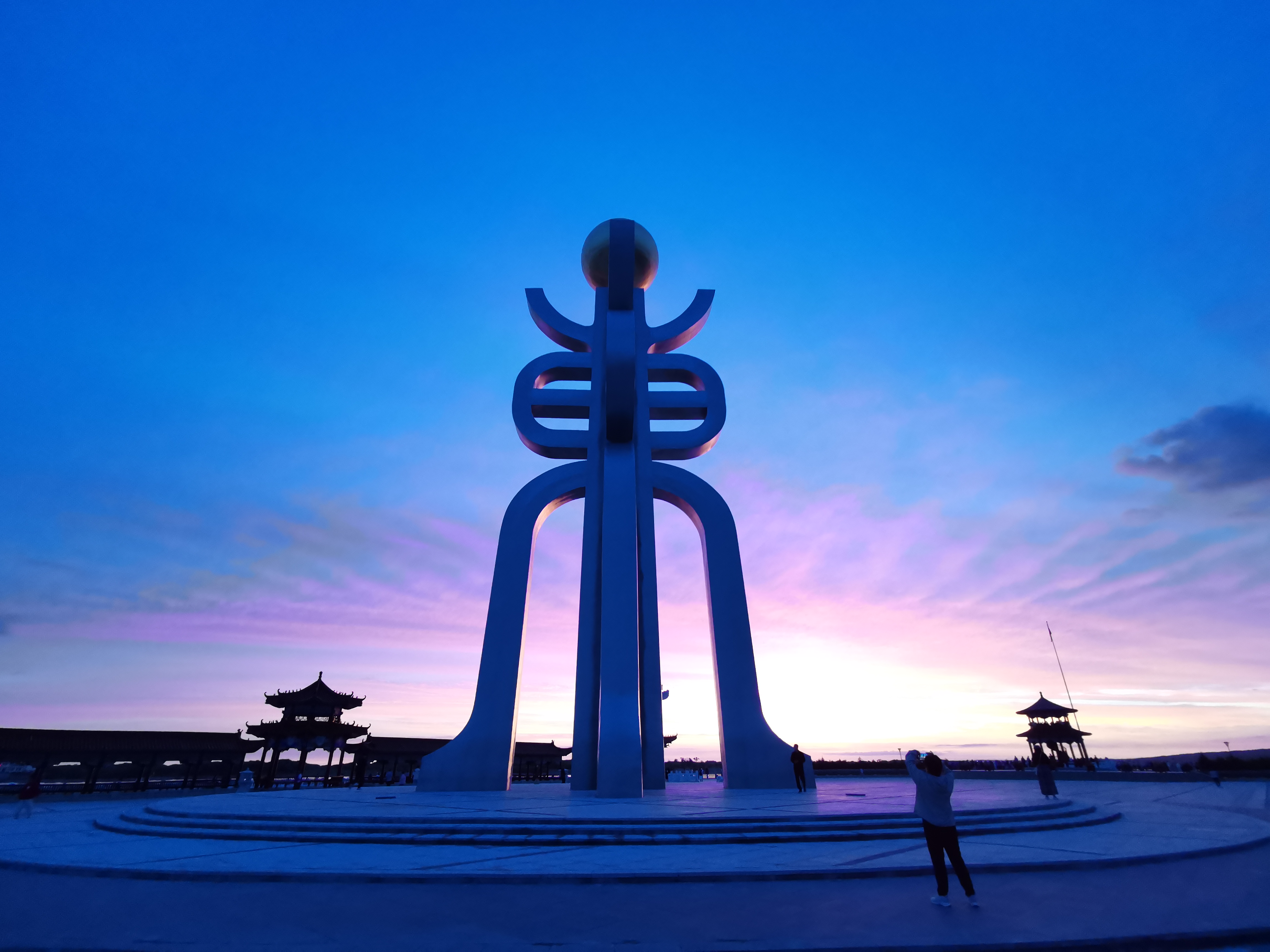 黑龙省抚远市,东极广场,由佳木斯市管辖,是满族肃慎人的发祥地之一