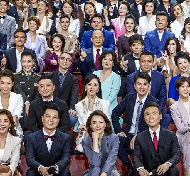 任鲁豫,董卿等台前熠熠生辉的他们,在光环之外,本质也是有血有肉的