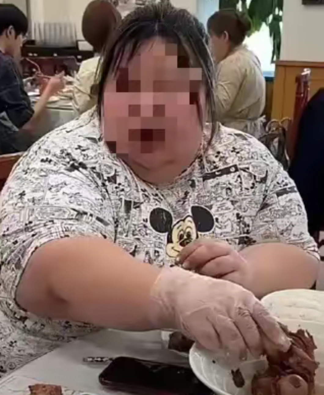 河南一个两百多斤的胖妞去吃自助餐,她一次性将一整盘的猪蹄吃的精光