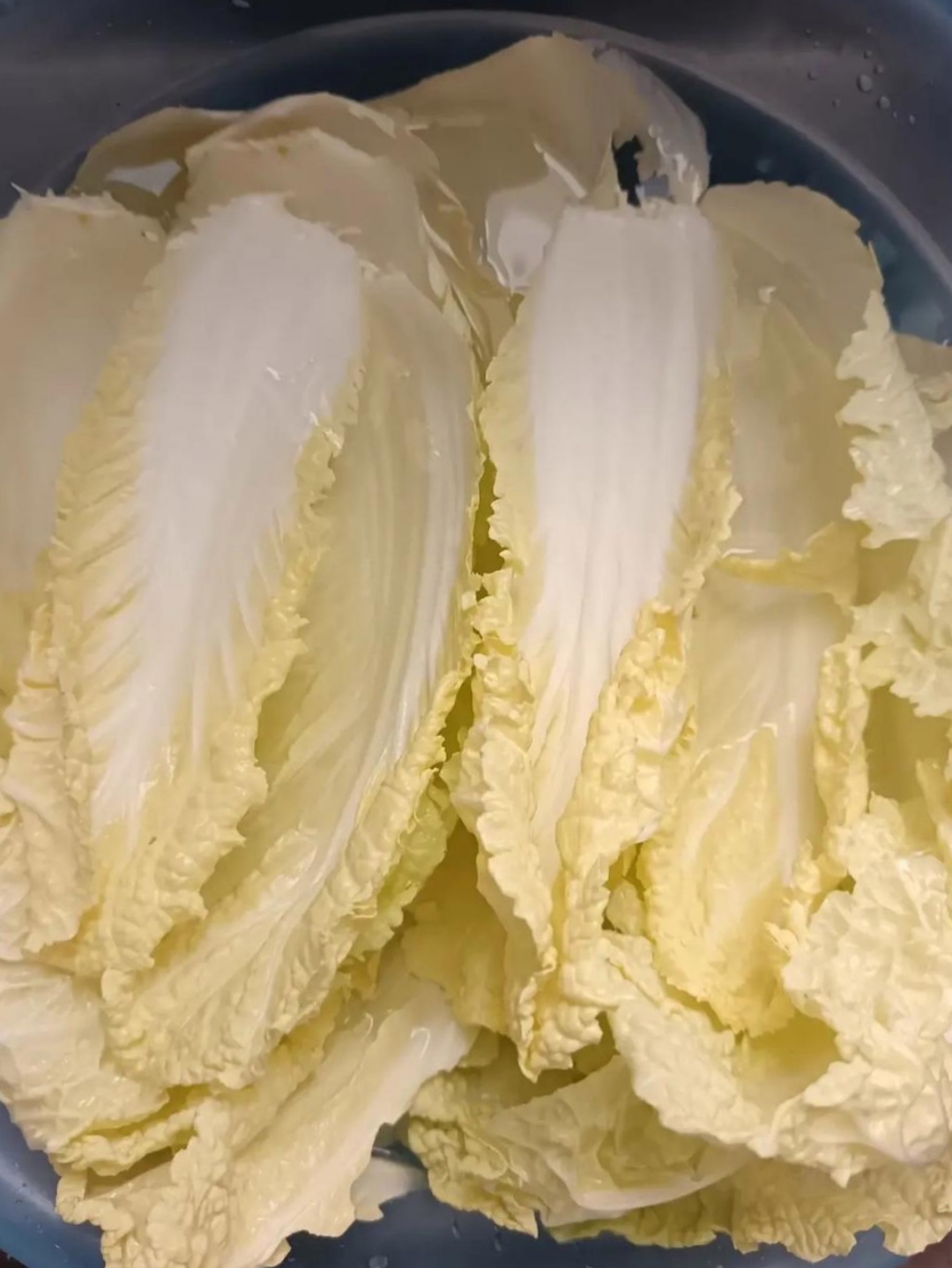 今天我从超市买了一棵大白菜,回家做饭时,掰开白菜叶洗涮时,白菜绑子