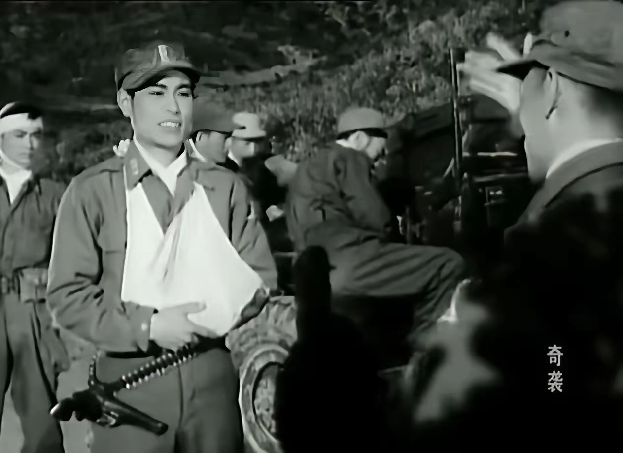 **国产战争片《奇袭》中的独特挎枪方式:实战考量与视觉呈现**