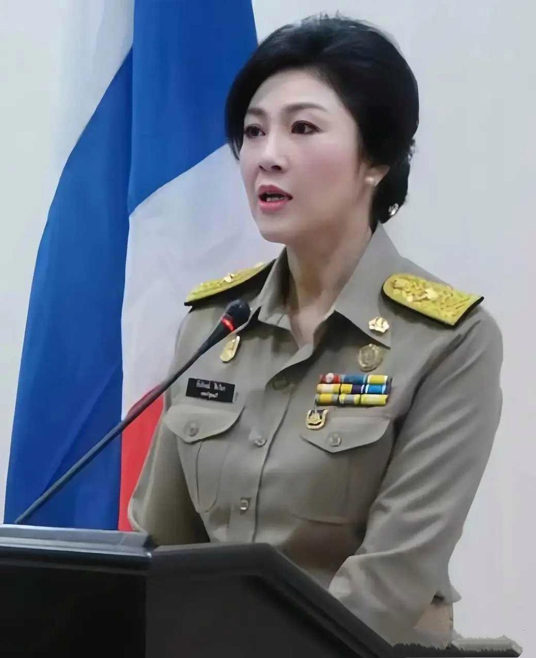 英拉出访时的服装,长裙配西装,飒爽英姿令人瞩目  英拉·西那瓦,泰国