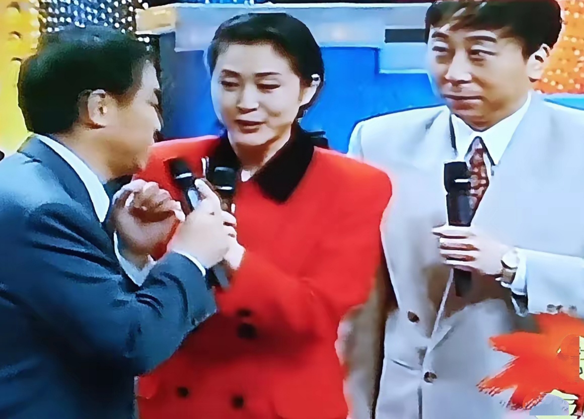 "牛群,冯巩,倪萍:春晚舞台上的经典记忆"  牛群,冯巩和倪萍,这三位是