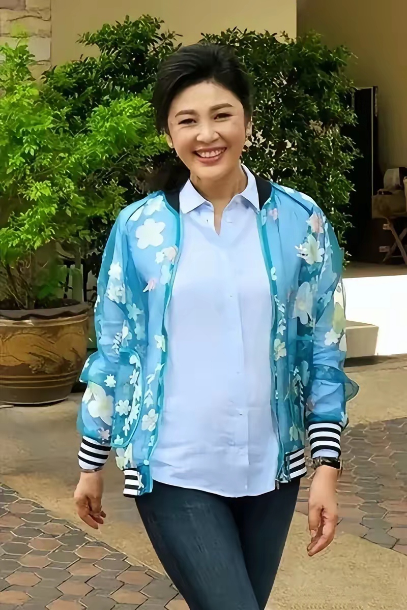 英拉:岁月的印记与政治的光芒  英拉·西那瓦,泰国前总理,以其卓越的