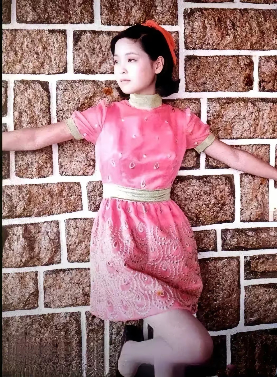 16岁美少女的歌声与魅力  这张1969年的照片记录了邓丽君16岁时的清纯