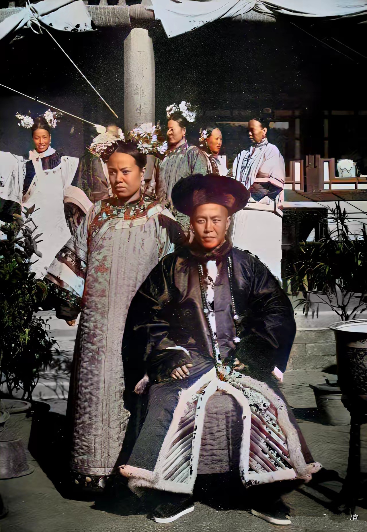 晚清时期的满族家庭:封建制度下的婚姻与家庭生活  晚清时期,封建制度