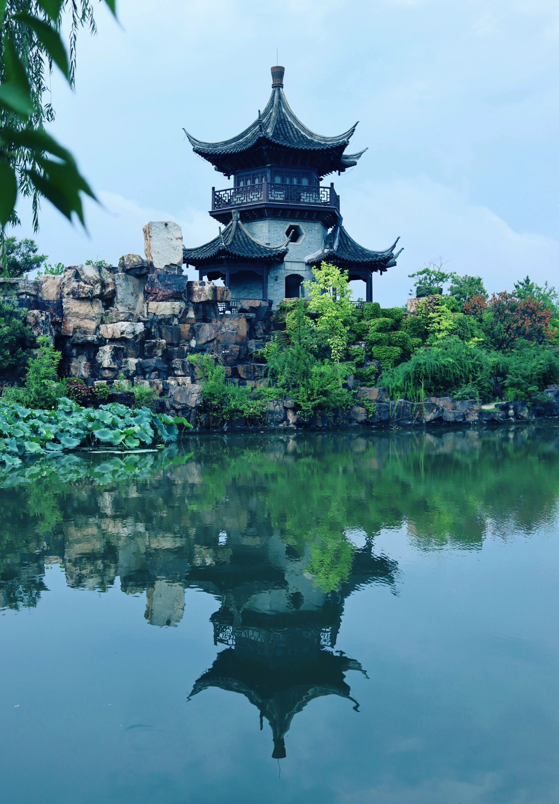 山河风光:洪泽湖烟波浩渺,夏季万亩荷花竞放,秋季芦花飞雪,被誉