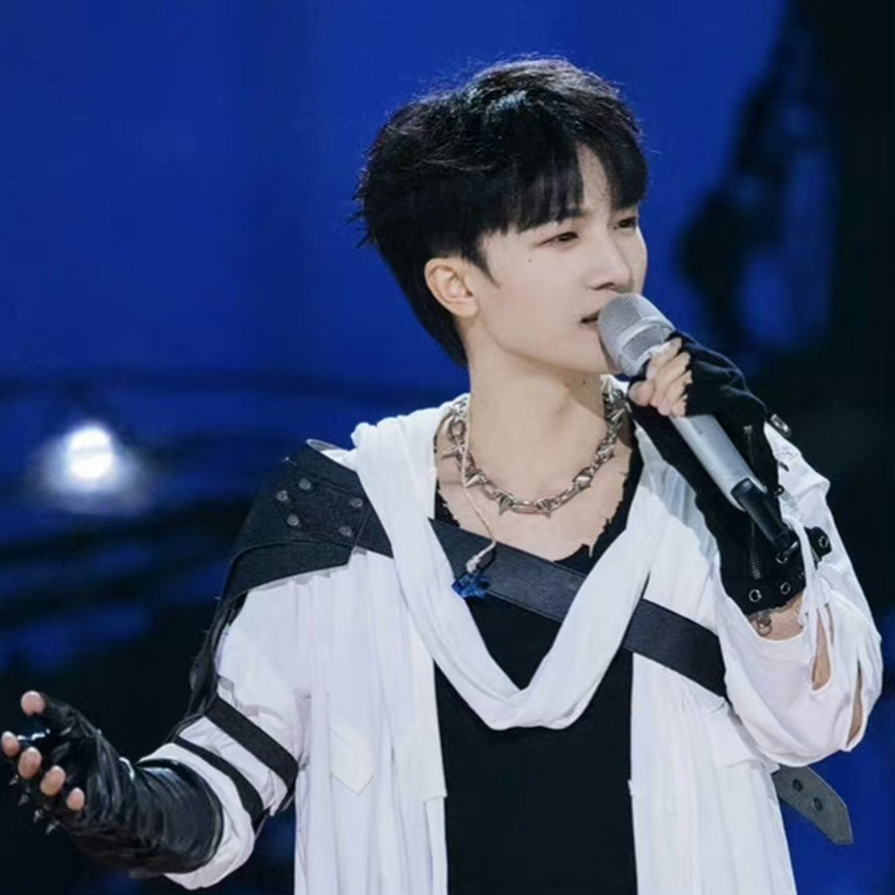 周深# 周深的新综艺舞台2023,再创封神舞台,人是_真的绝了,周神降临