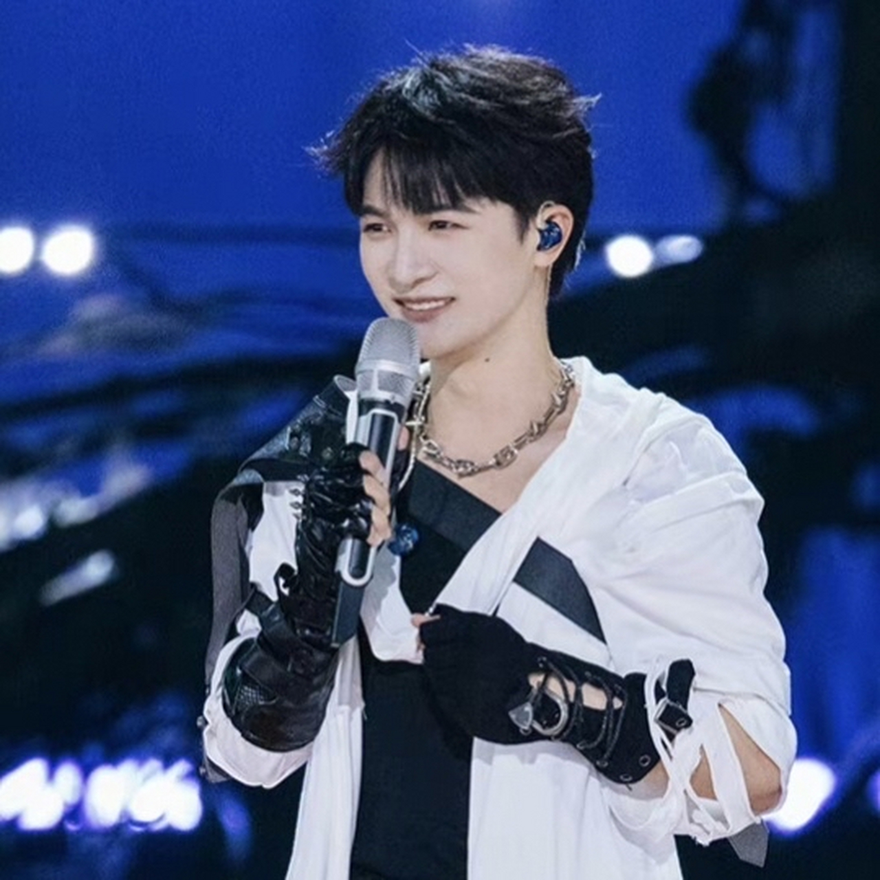 周深# 周深的新综艺舞台2023,再创封神舞台,人是_真的绝了,周神搅临