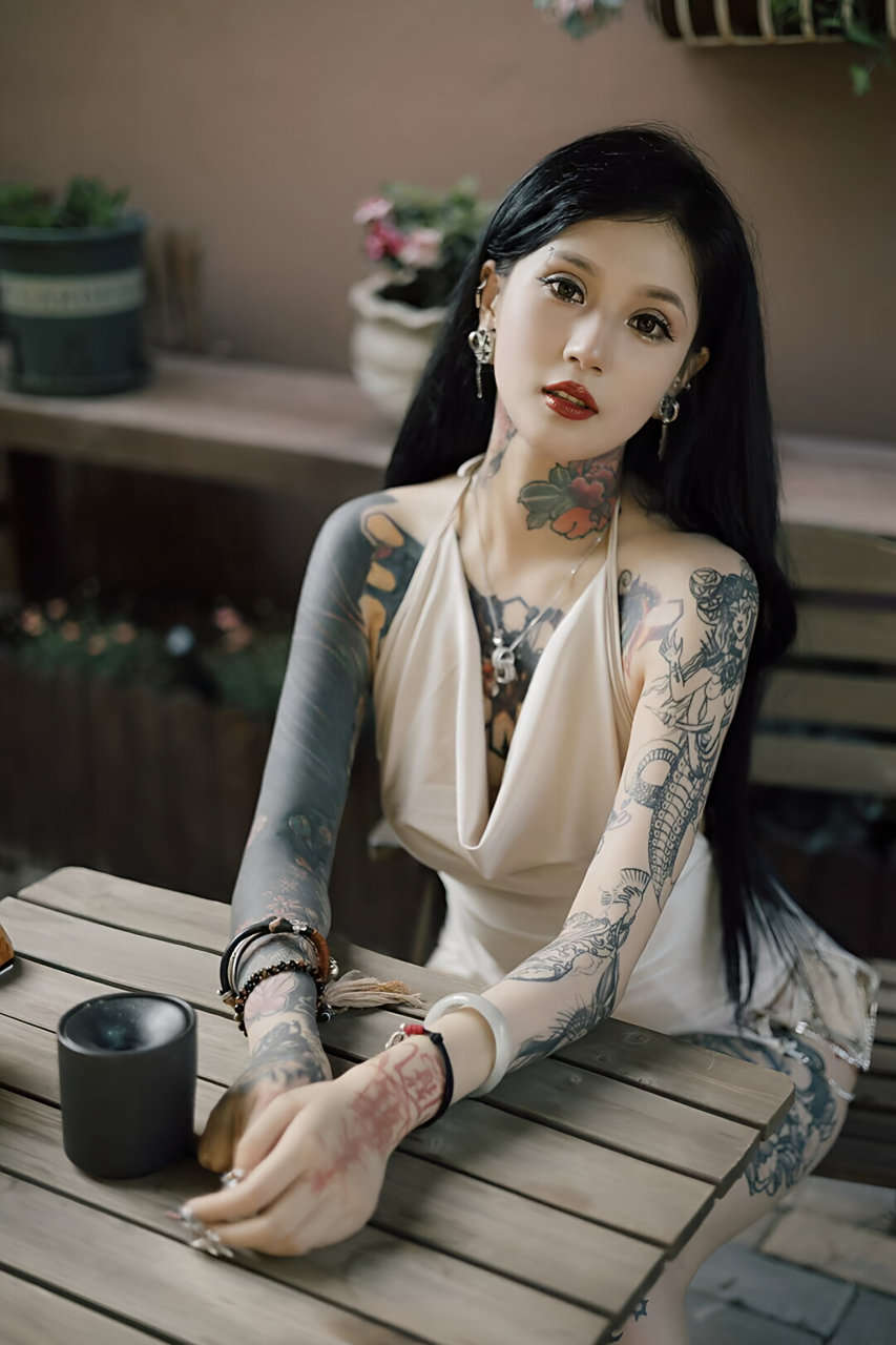 ✨💃自由之触,纹身女孩的闪耀瞬间🌿💃  🔥看!