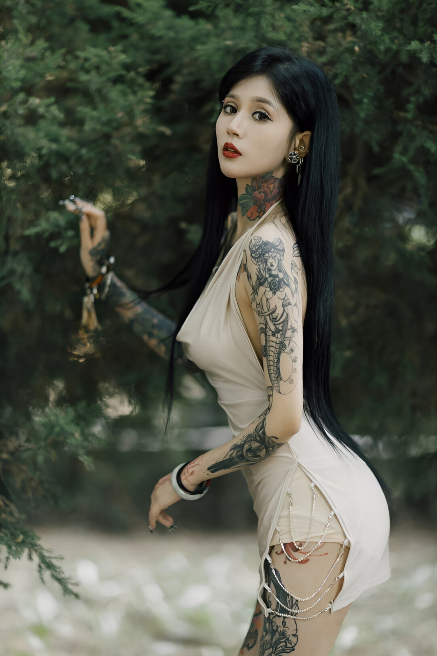 ✨💃自由之触,纹身女孩的闪耀瞬间🌿💃  🔥看!