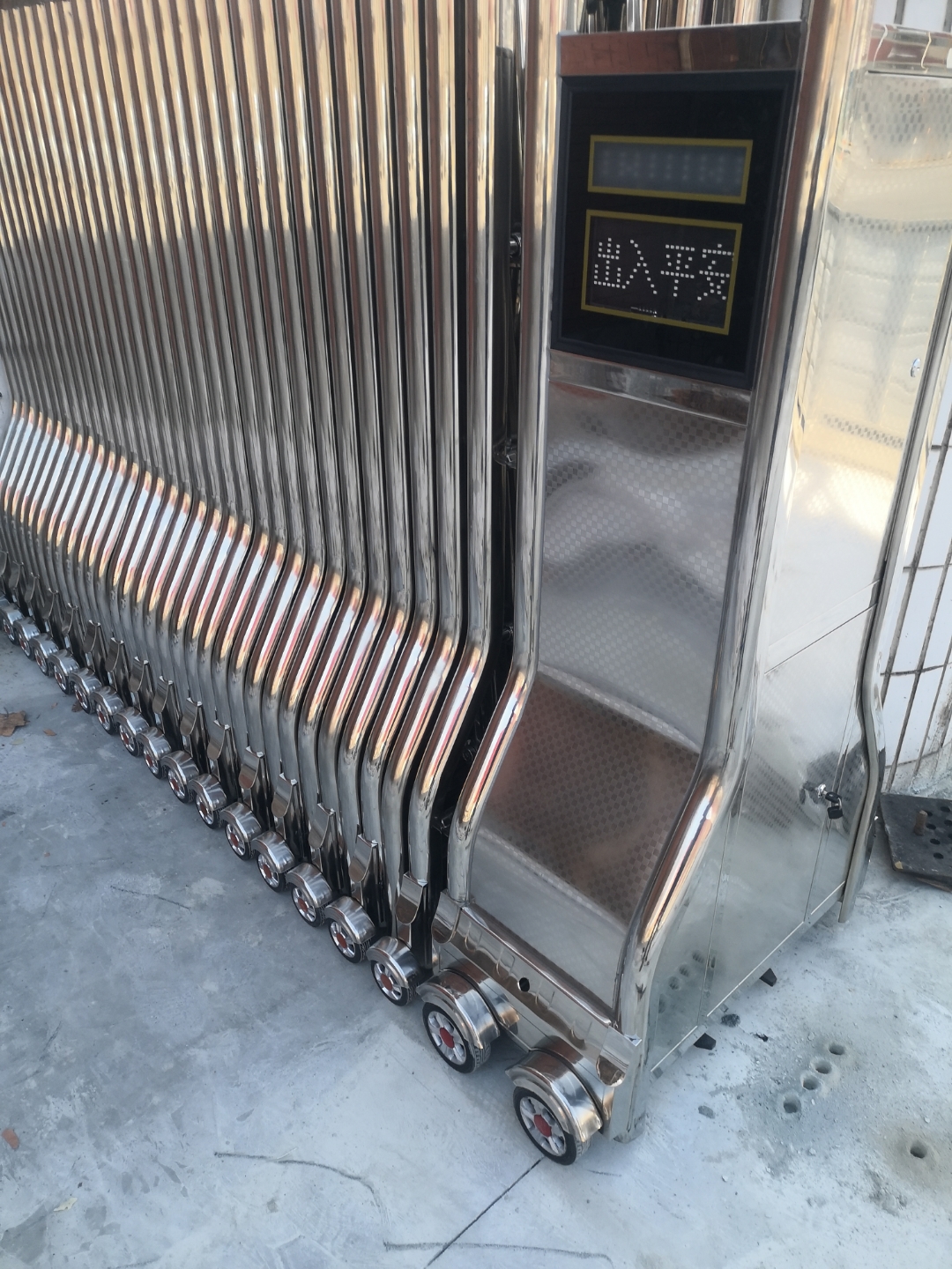 天津西青区伸缩门 智能折叠门 电动门厂家安装