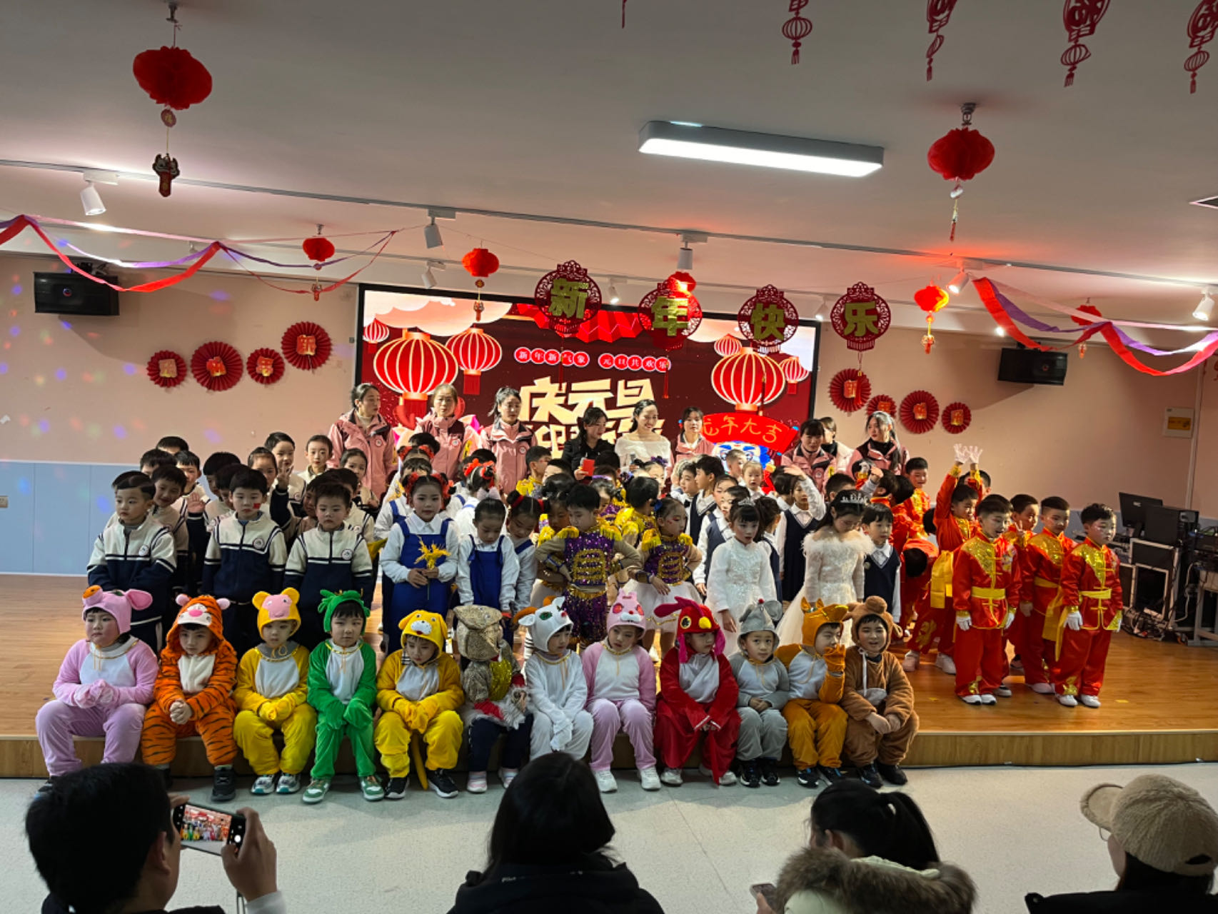 在这个热闹非凡的舞台上,孩子们的纯真笑容与家长的喜悦交织在一起