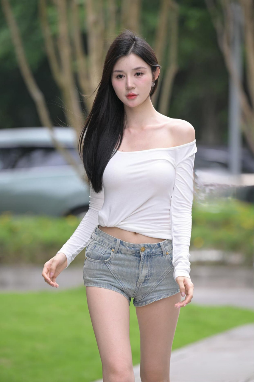 牛仔短裤美女,拥有一双修长迷人的大长腿,每一步都散发着令人心动的