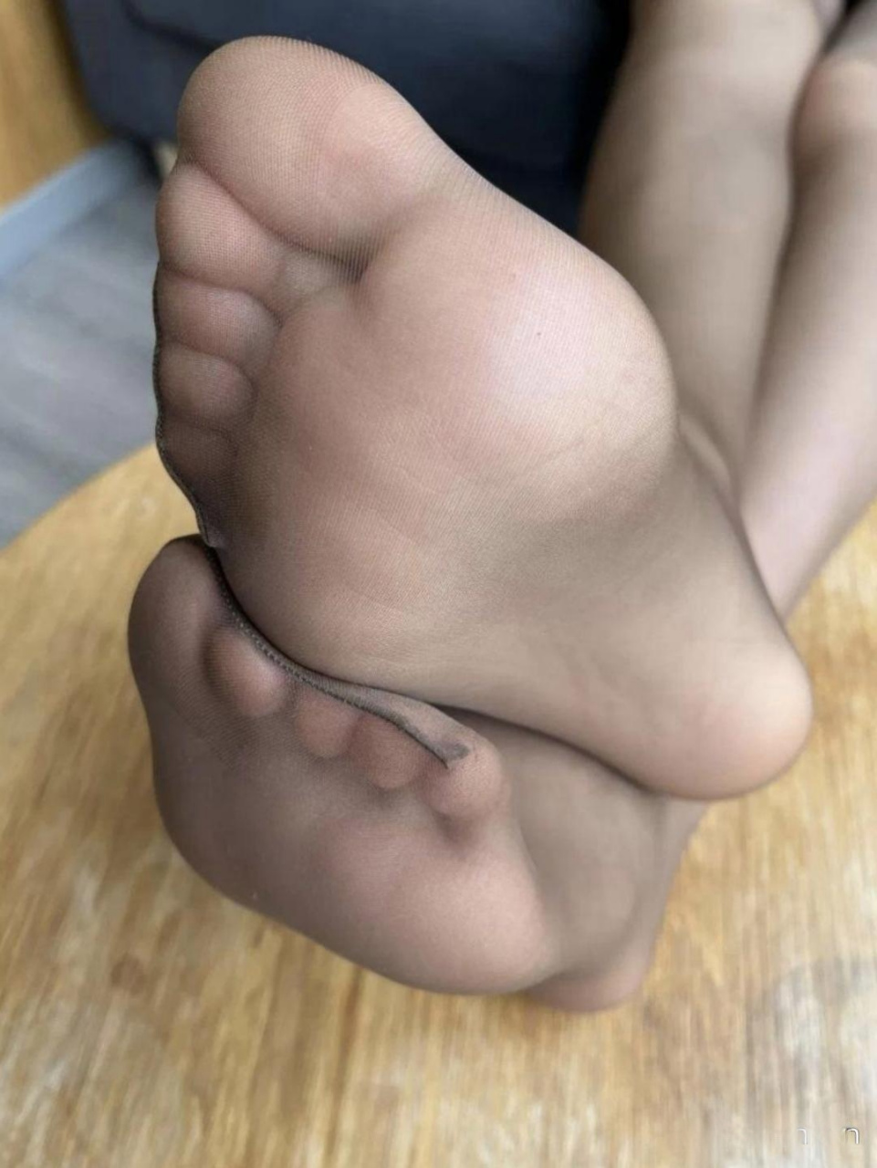 足弓曲线完美,脚丫不胖不瘦,依依玉足丝袜,诱惑每个男人,给夏天带来了