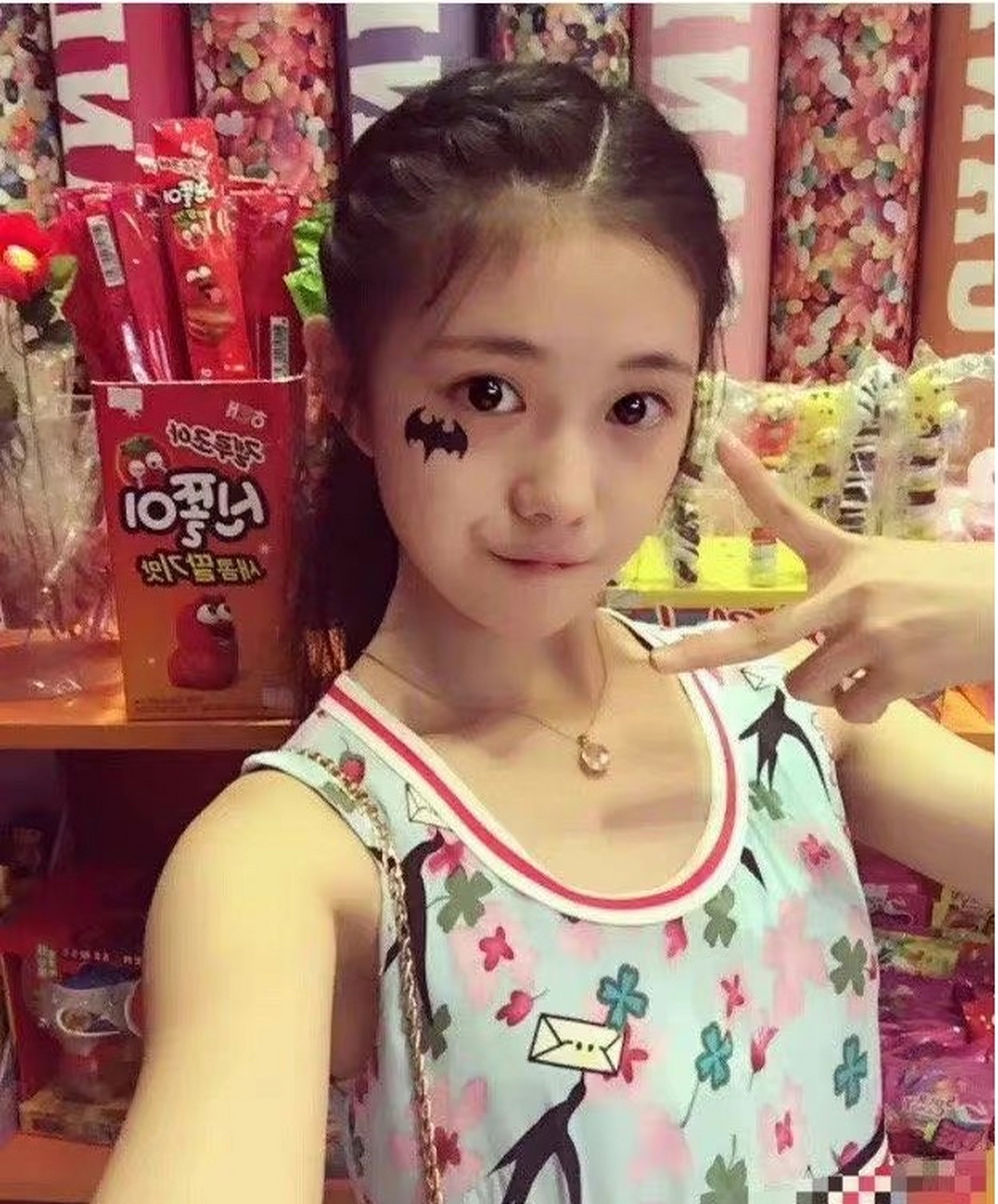 有一说一,光看刘浩存小时候的照片,就能断言她是一个富人人家的孩子