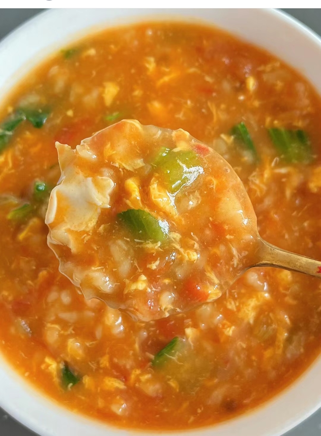 每当我感到疲惫和寒冷时,妈妈总是会给我做一碗热气腾腾的疙瘩汤.