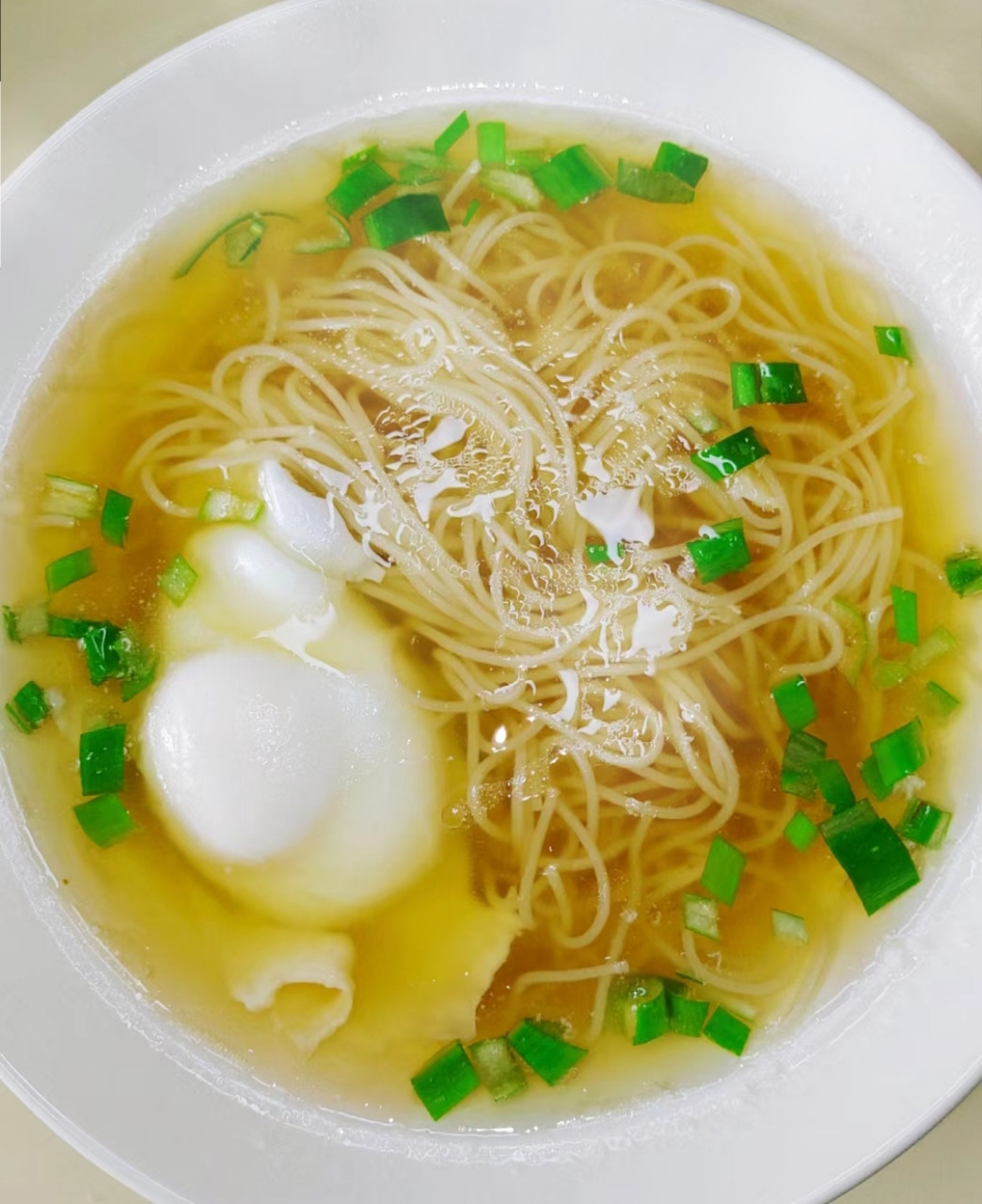 每当我生病时,她都会为我做一碗热气腾腾的酸汤挂面.