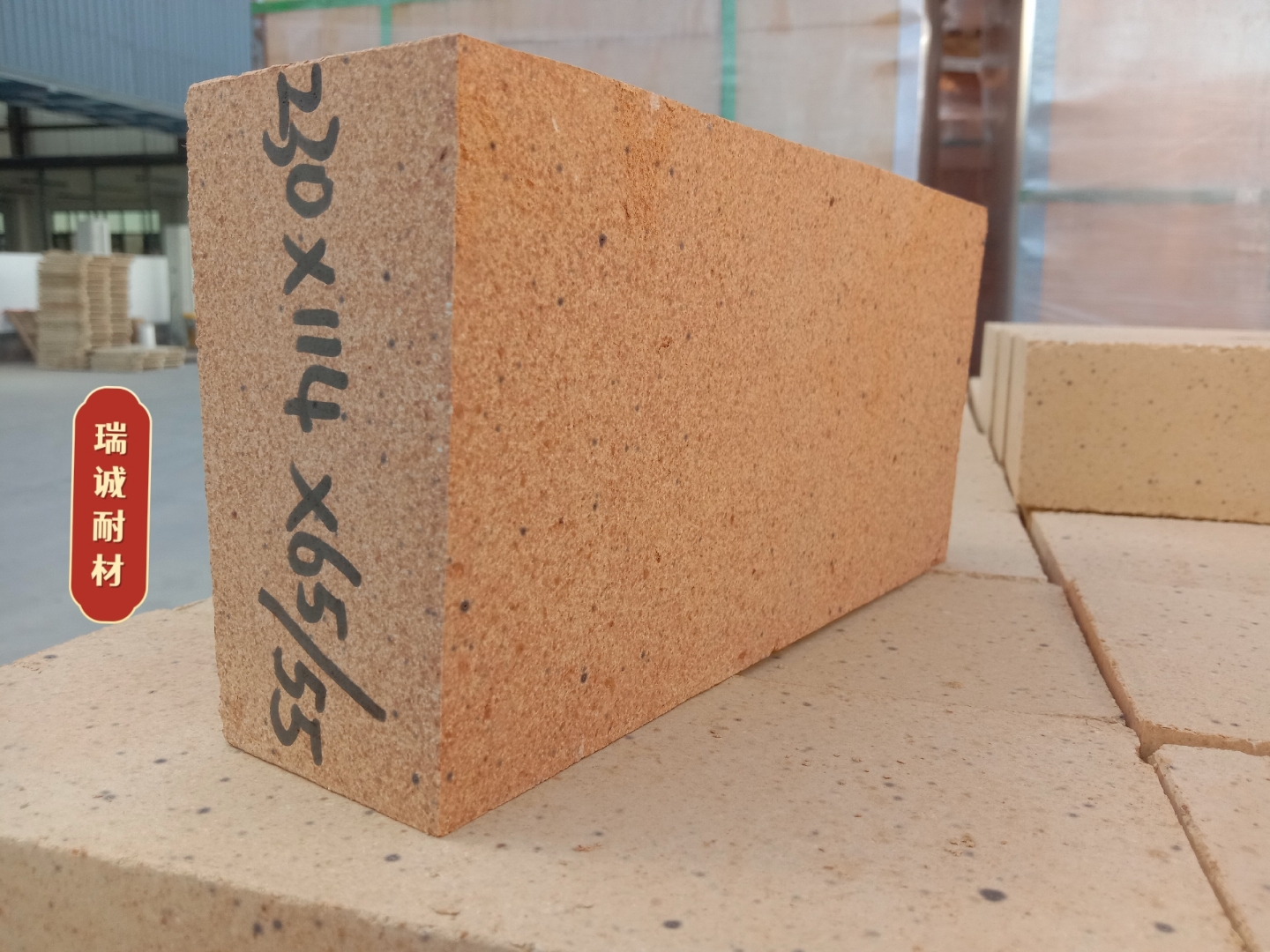 t38高铝砖(刀口砖)是窑炉建设中常见比的一种高铝耐火砖,一般耐火温度