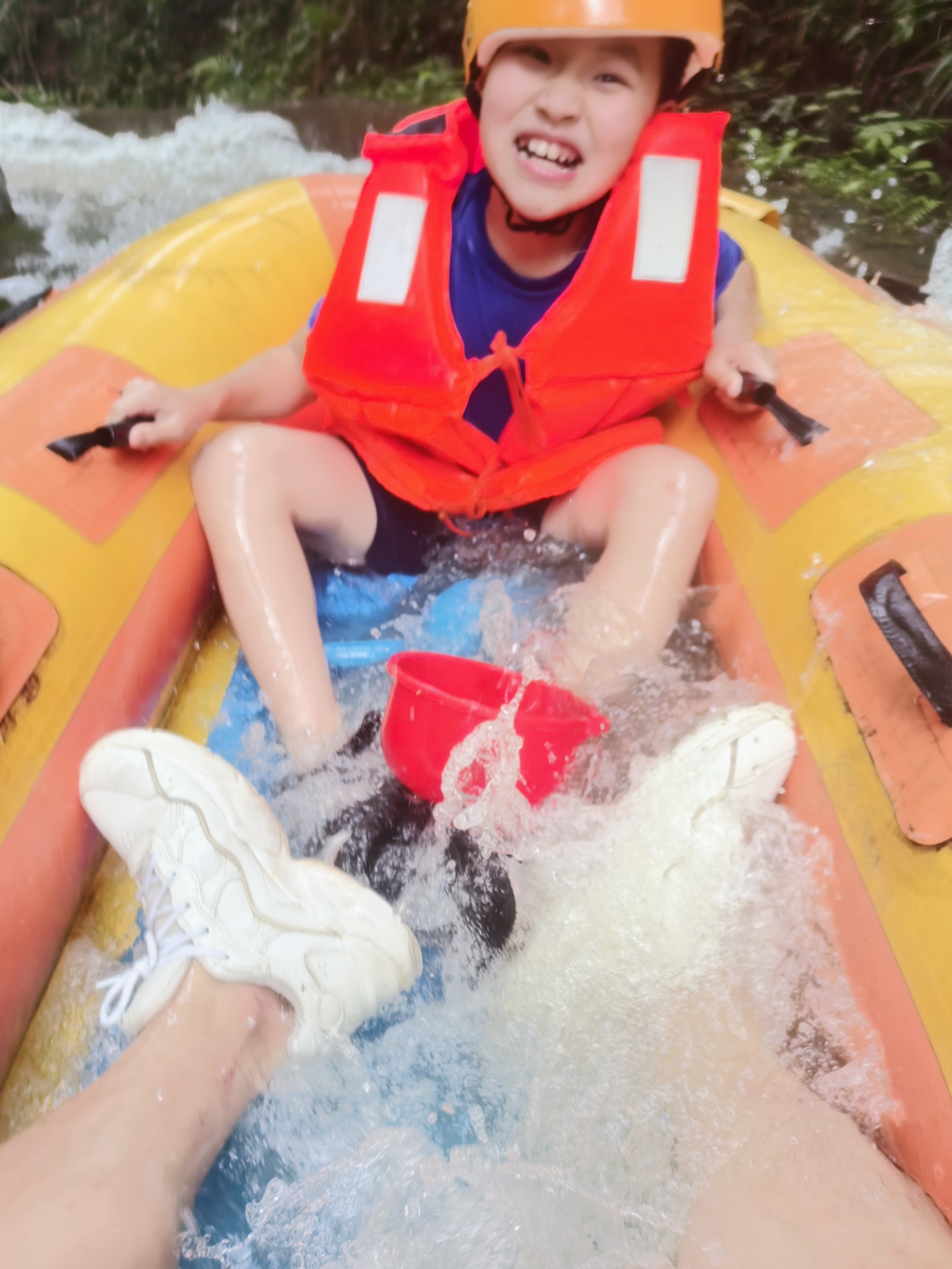 今天和兄弟们的一起漂流,真是刺激又难忘!