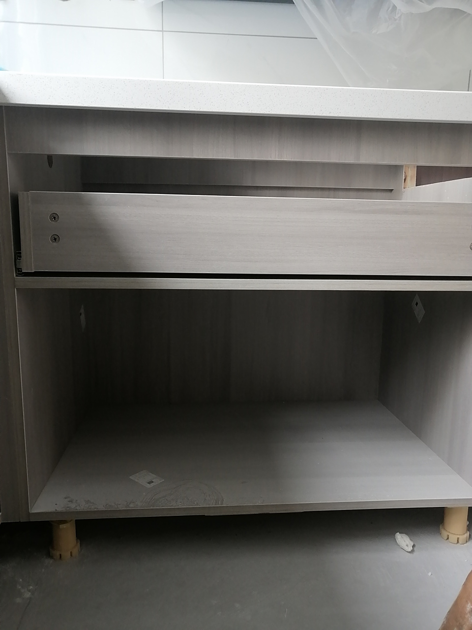 但装完后我去看,发现橱柜后面都安了背板,不知