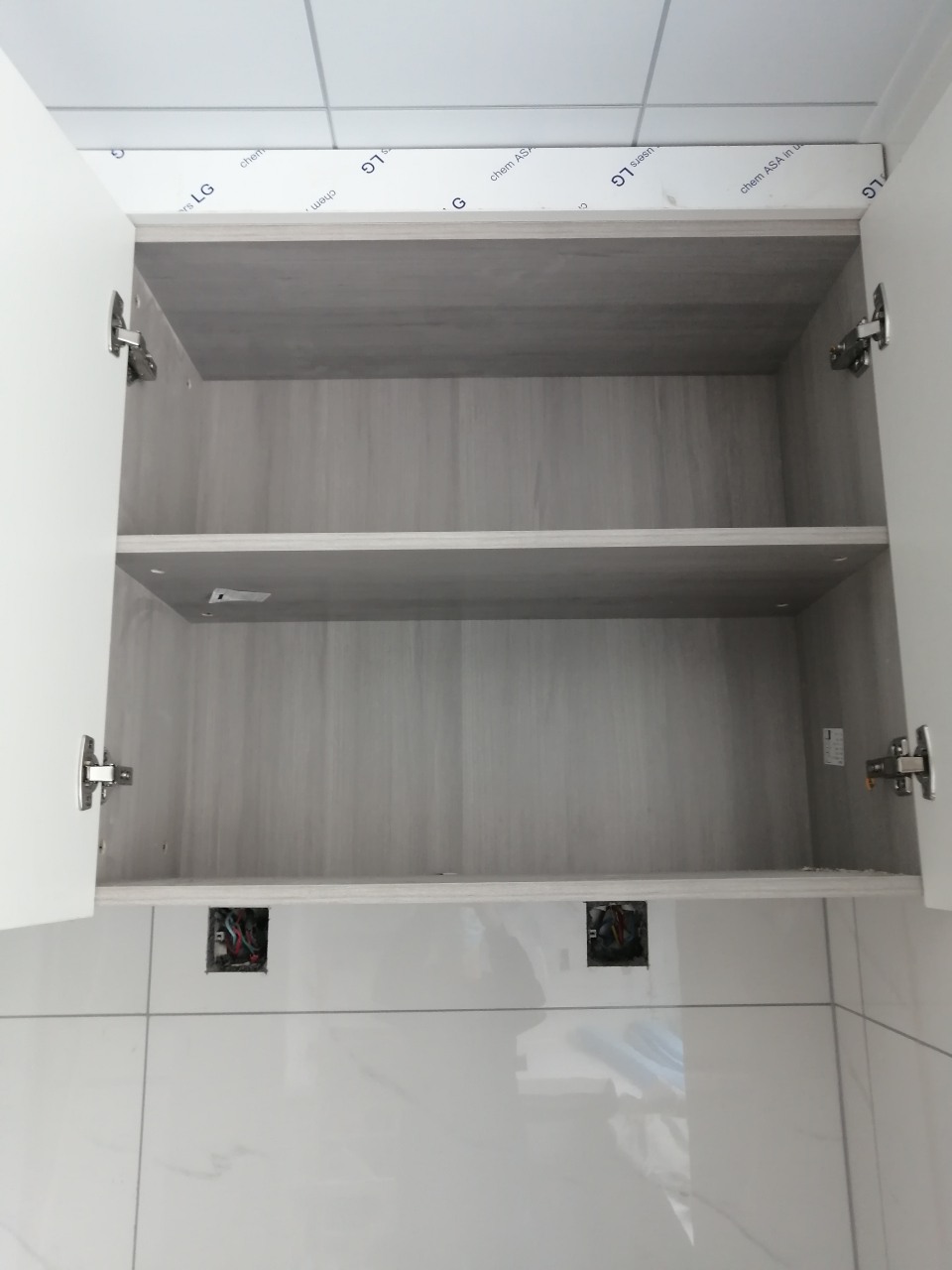 但装完后我去看,发现橱柜后面都安了背板,不知