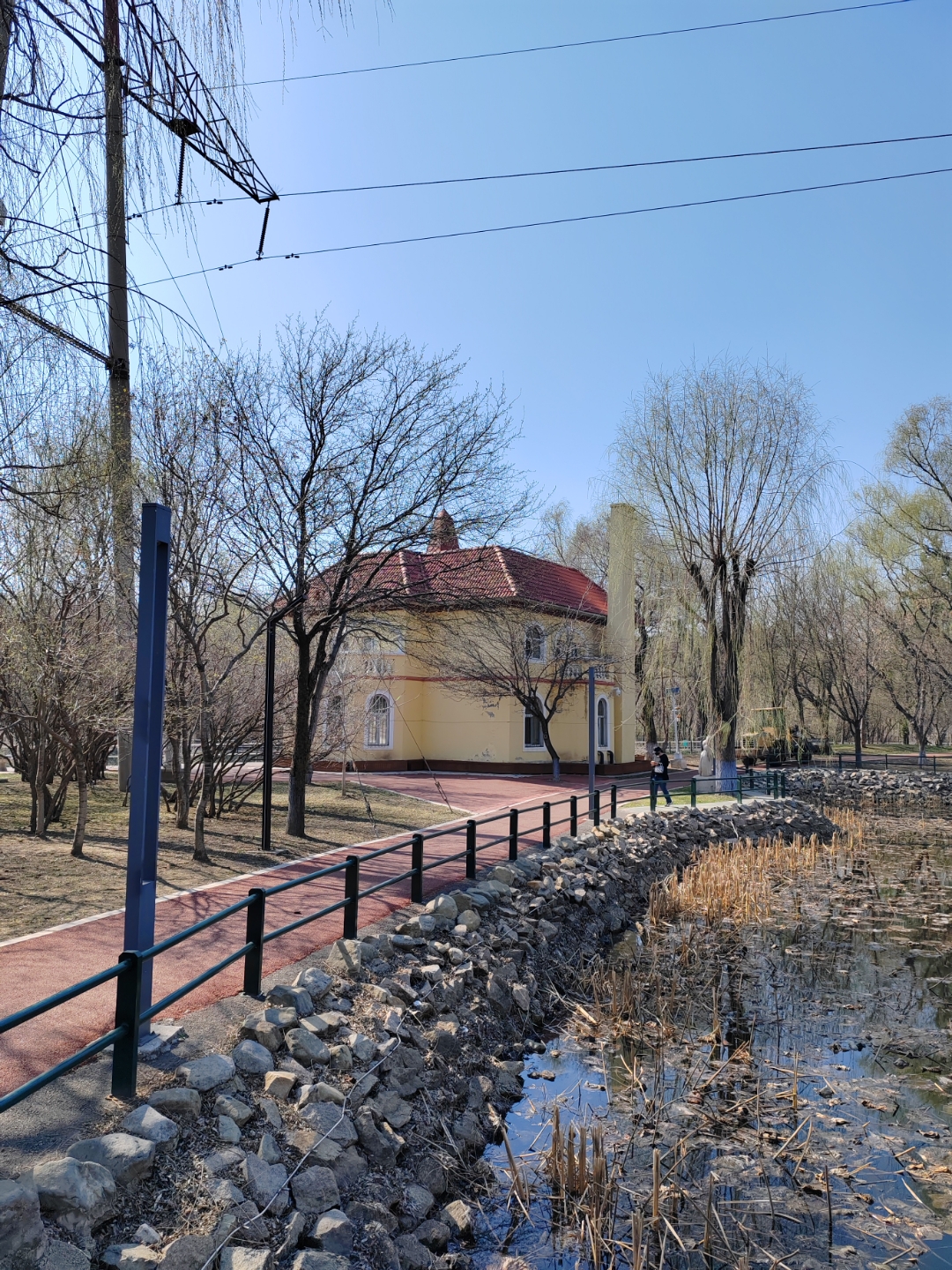 到夏天了,温暖舒适,就是穿的有点多,走起路来好热,马家沟河边走一圈