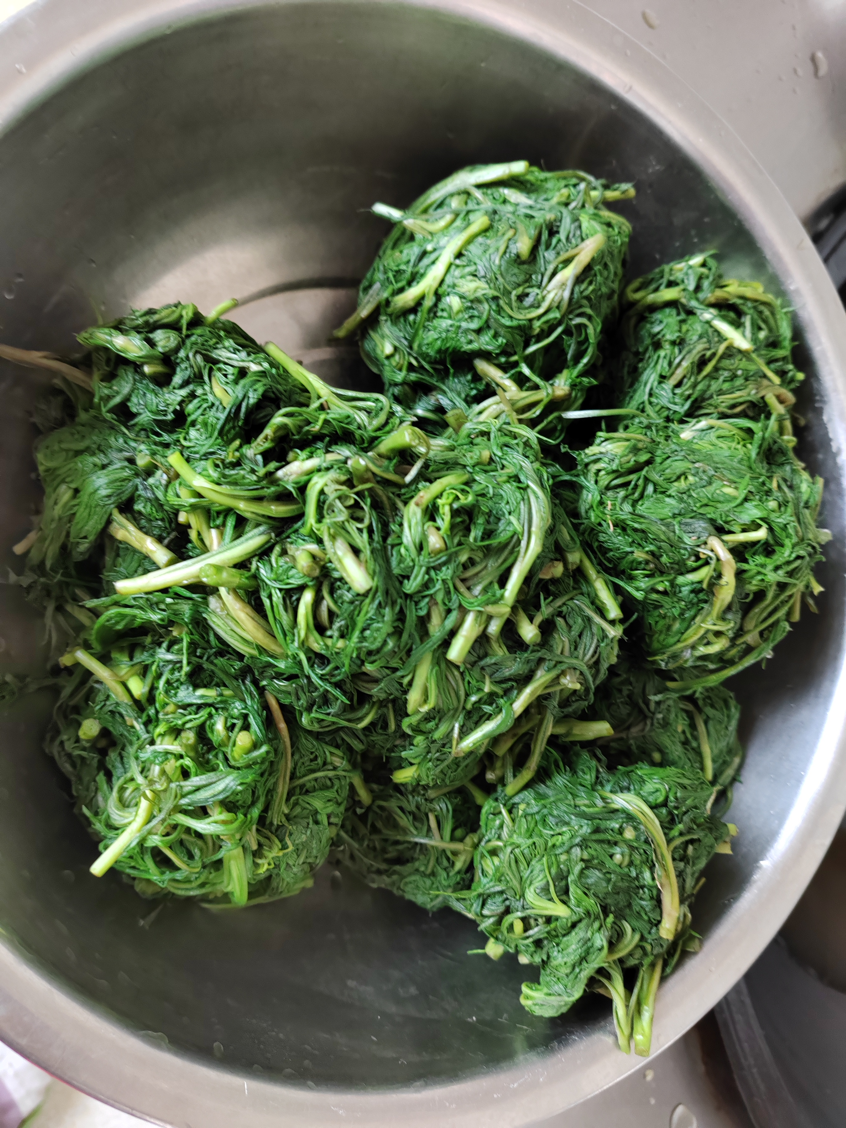 柳蒿芽馅饺子,人生第一次吃[嘻嘻]