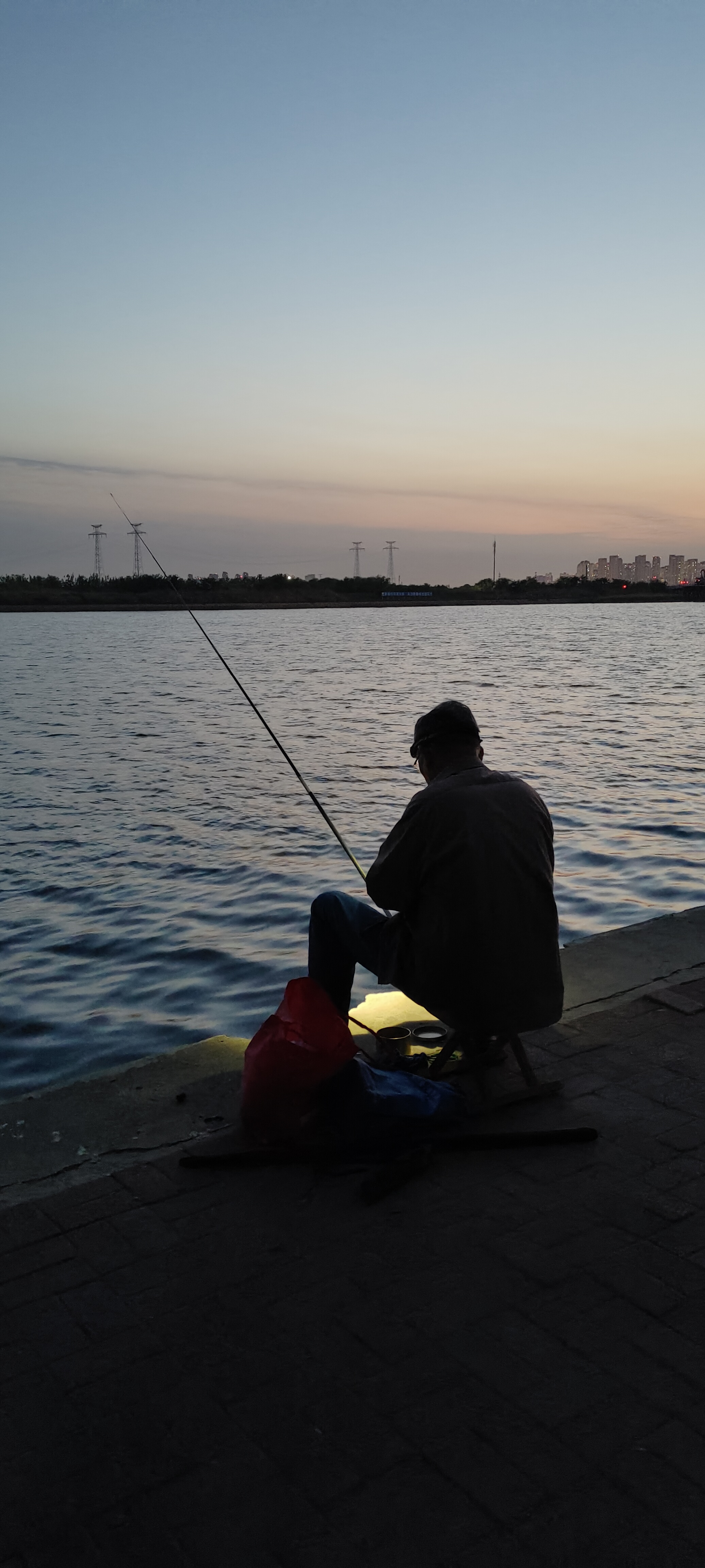 江畔独钓 江畔黄昏独钓翁,孤舟蓑笠坐西风.