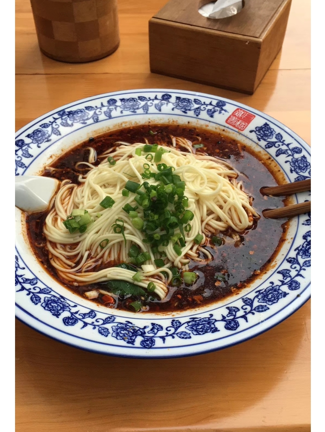 大家有没有留意,高速路上的服务区有两种食店,生意完全不同.
