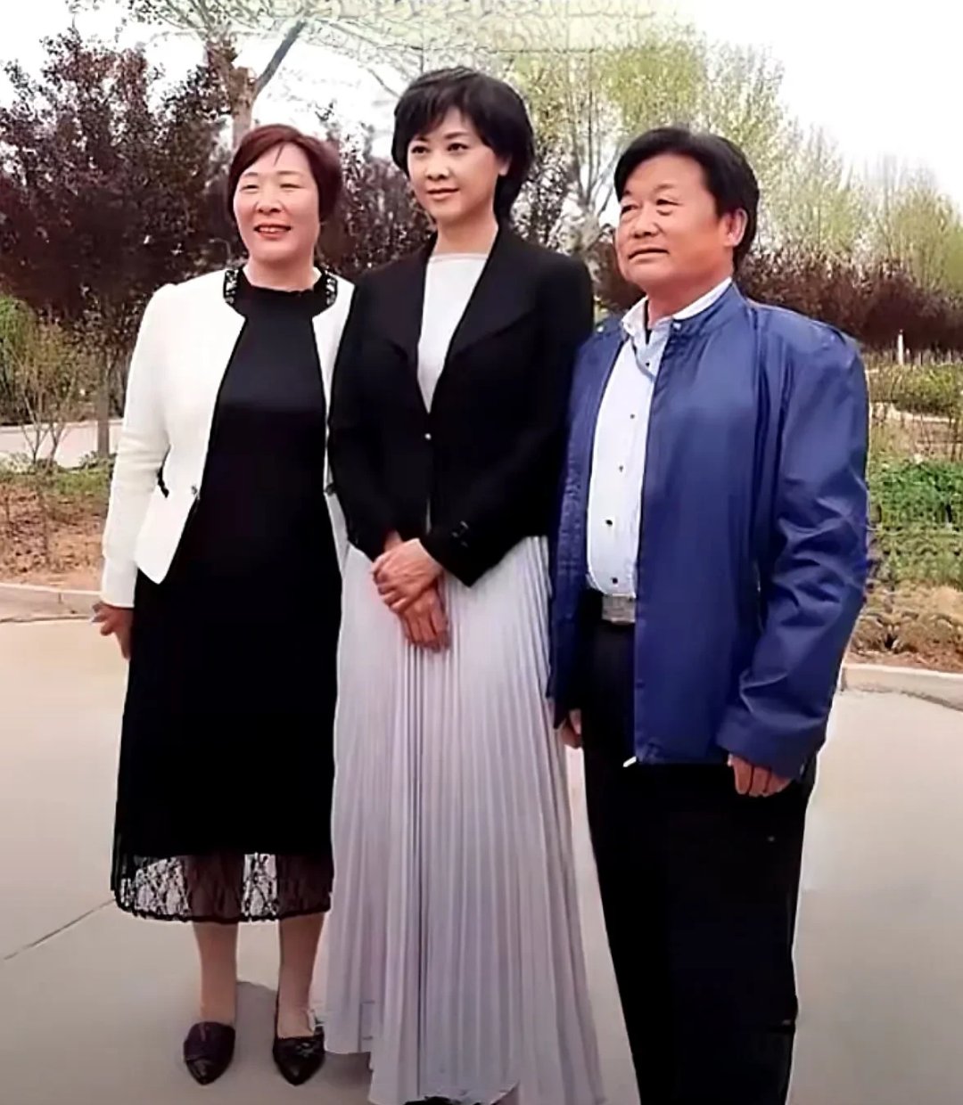 要是不说,谁能信得过两年前拍的这张照片里站在