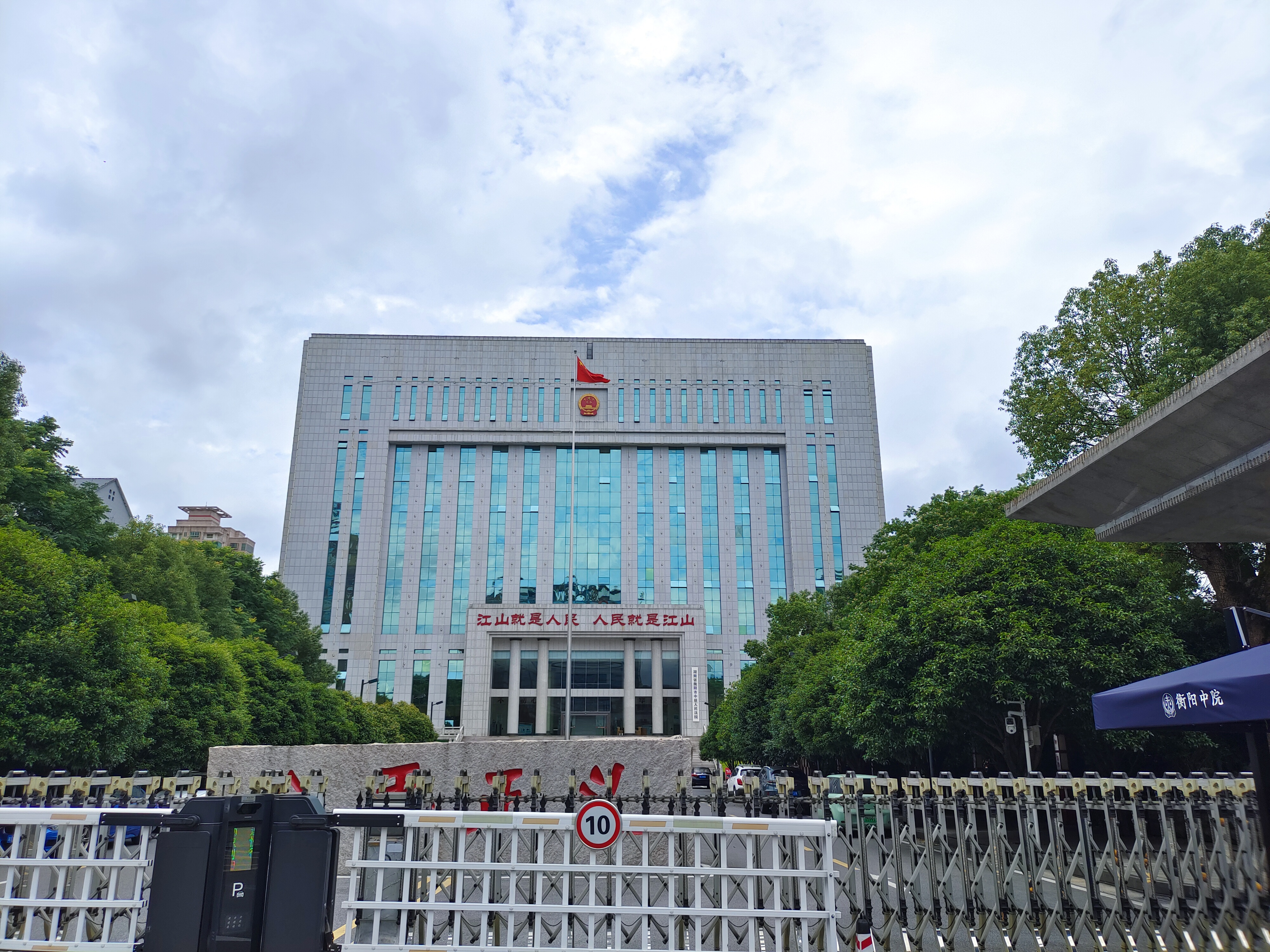 67 67我们平时在机关单位门口拍照,总会遇到保安进行阻拦,有的