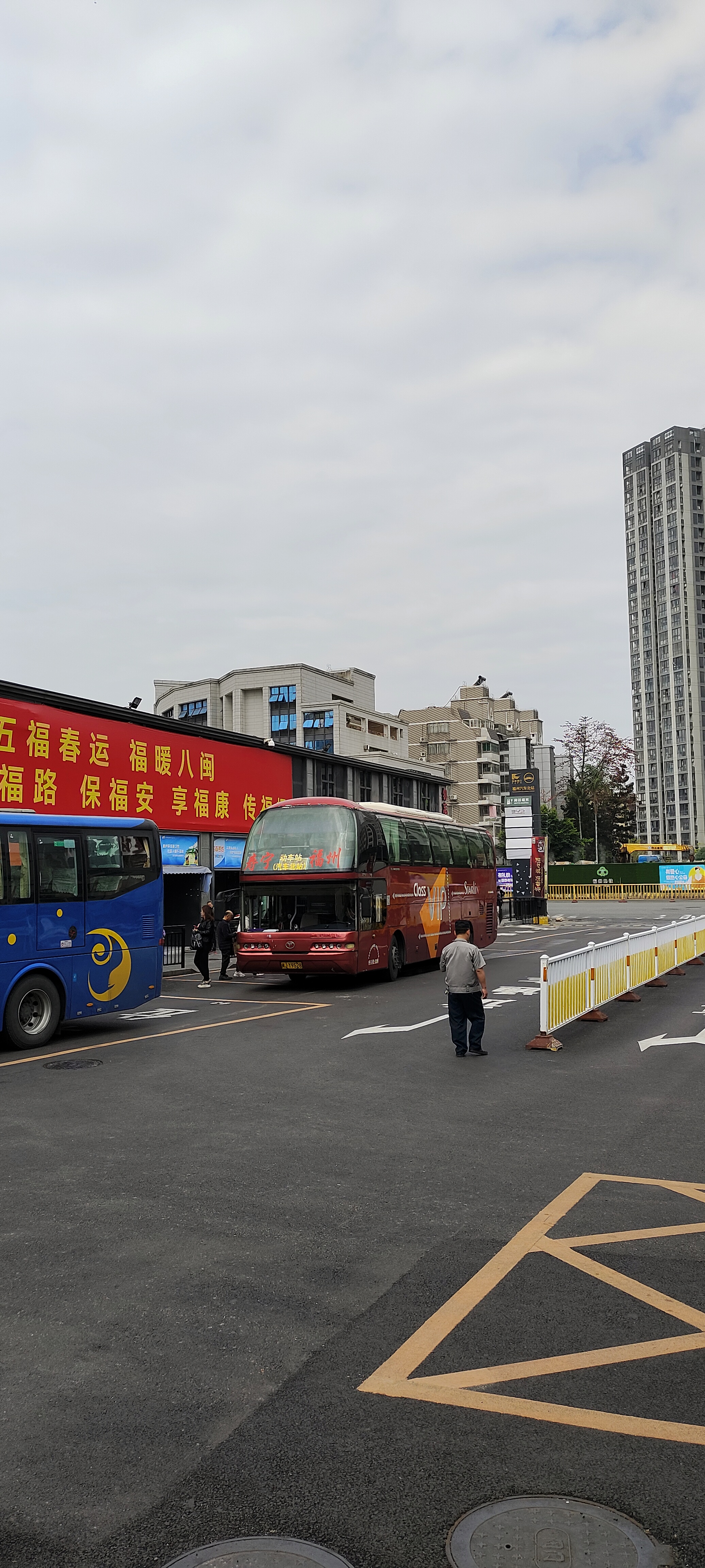 网络上说很多汽车站都快倒闭了,但是福州汽车北站还是车好多呀