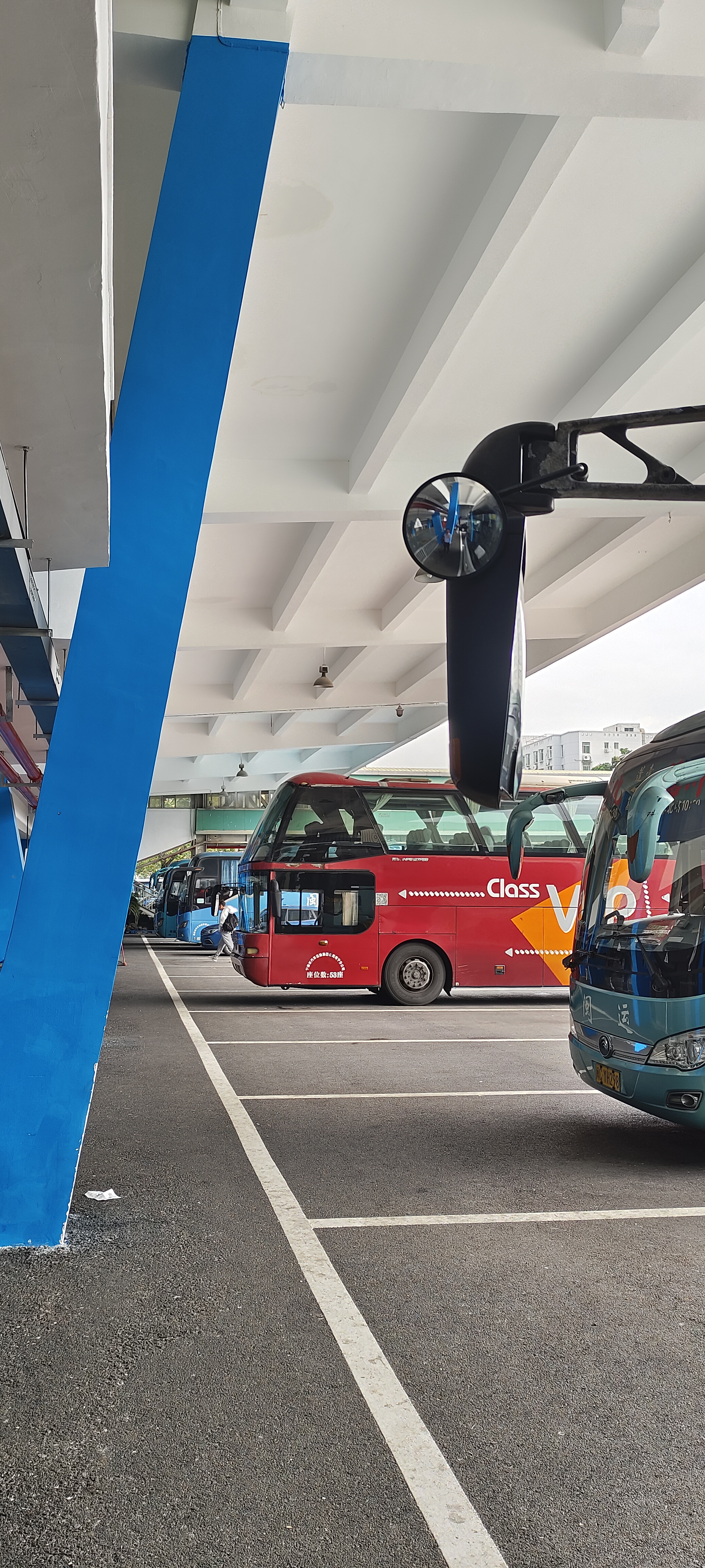 网络上说很多汽车站都快倒闭了,但是福州汽车北站还是车好多呀