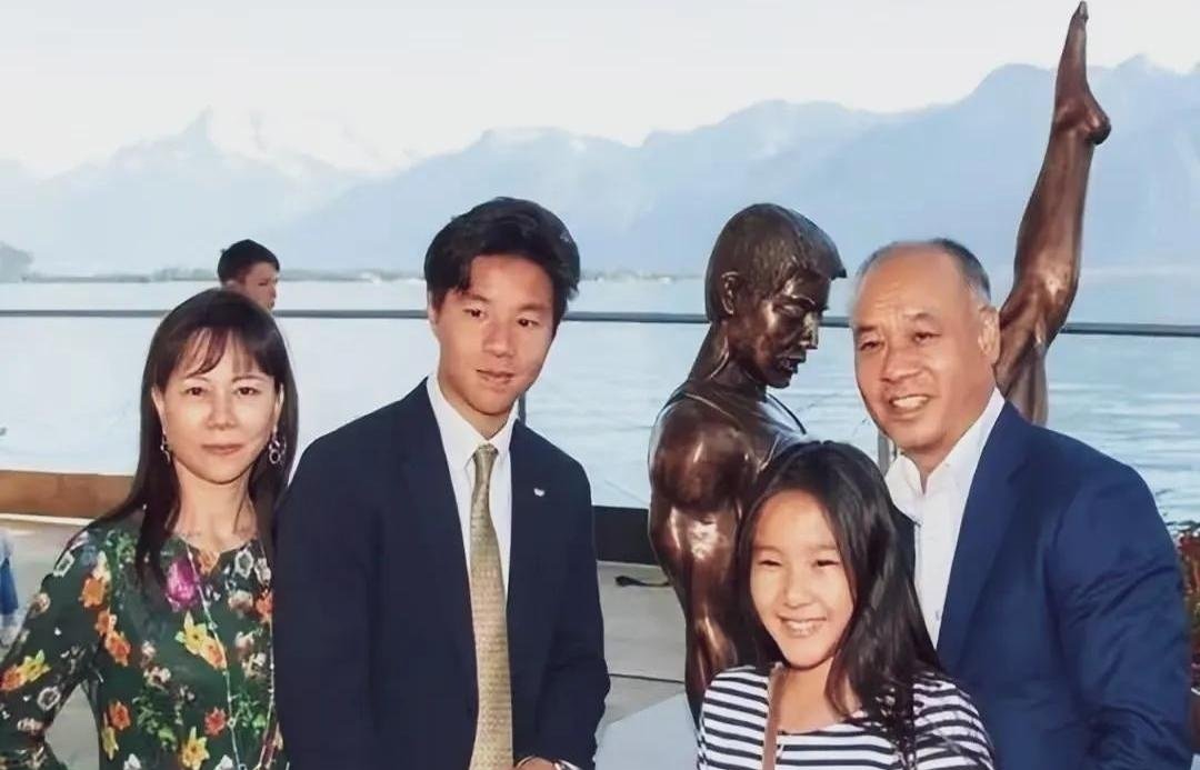 他的老婆陈永妍,今年58岁,皮肤紧致,打扮得体,整体气质依旧很出众,看